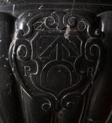 Zdjęcie nr 2: Chrzcielnica stoi na okrągłym postumencie i wyżej ośmiobocznej podstawie. Składa się z trzonu w typie gruszkowym i czary półkulistej, puklowanej, z profilowanym brzegiem. Na czarze wypukłorzeźbiony kartusz z tarczą z herbem Ogończyk i syglami Z[YGMUNT] O[GOŃCZYK] P[ROBOSZCZ] R[USIECKI]. Pokrywa drewniana, utworzona z sześciu faliście kształtowanych spływów wolutowych ozdobionych liśćmi, podtrzymujących koronę zamkniętą z sześcioma kabłąkami zwieńczonymi kulą z krzyżem. Obręcz korony z imitacją kamieni szlachetnych, zdobiona w górnej części perełkowaniem. U nasady kabłąków znajdują się rozłożyste kwiaty, od wewnątrz kabłąki pomalowane czerwoną farbą imitującą tkaninę. 