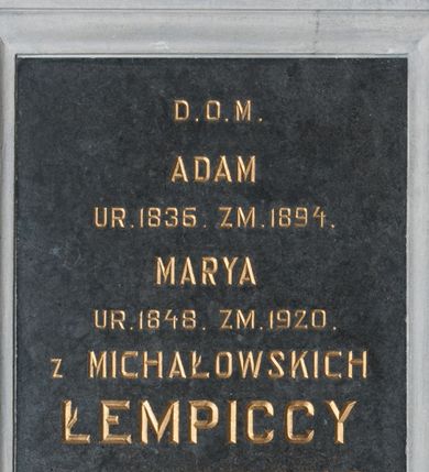 Zdjęcie nr 1: Płyta epitafijna o kształcie stojącego prostokąta, w profilowanym obramieniu. Na płycie inskrypcja majuskułowa złoconymi literami: D.O.M. / ADAM / UR. 1836. ZM. 1894. / MARYA / UR. 1848. ZM. 1920. / Z MICHAŁOWSKICH / ŁEMPICCY / Z KRZYŻTOPORZYC / PROSZĄ O ZDROWAŚ MARYA.