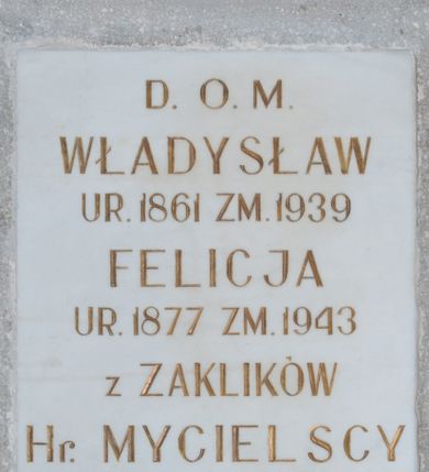 Zdjęcie nr 1: Płyta epitafijna w kształcie stojącego prostokąta, ujęta gładkim listwowym obramieniem. Na płycie inskrypcja złoconą majuskułą: D.O.M. / WŁADYSŁAW / UR. 1861 ZM. 1939 / FELICJA / UR. 1877 ZM. 1943 / Z ZAKLIKÓW / Hr. MYCIELSCY / Z ŁUCZANOWIC