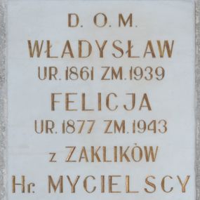 Zdjęcie nr 1: Płyta epitafijna w kształcie stojącego prostokąta, ujęta gładkim listwowym obramieniem. Na płycie inskrypcja złoconą majuskułą: D.O.M. / WŁADYSŁAW / UR. 1861 ZM. 1939 / FELICJA / UR. 1877 ZM. 1943 / Z ZAKLIKÓW / Hr. MYCIELSCY / Z ŁUCZANOWIC