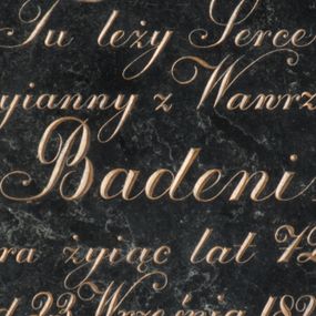 Zdjęcie nr 1: łyta w kształcie leżącego prostokąta z minuskułową inskrypcją złoconymi ozdobnymi literami: Tu leży Serce / Maryianny z Wawrzeckich / Badeni / która żyjąc lat 72. / zmarła d. 23. Września 1828. Roku / prosi o Westchnienie. Inskrypcja w prostokątnym złoconym obramieniu.