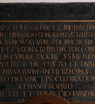 Zdjęcie nr 2: Płyta pamiątkowa w kształcie prostokąta, otoczona bordiurą, zdobioną panopliami i kartuszami z herbami: Junosza, Ślepowron, Sas, Leliwa, Jelita, Topór. Na płycie łacińska majuskułowa inskrypcja złoconymi literami: AVGVSTISSIMAE CAELI TERRAGVE REGINAE ET INCARNATI DEI MATRIS / DIGNISSIMAE DILATANDO HONORI M:D: STANISLAVS IN / KALINOW KALINOWSKI VENR: PODL: MAGNORVM DVCVM / COMMILITO ET LEGIONVM REI PVB: DVCTOR CONFRATER/NITATEM CVM RECITATIONE SSMI ROSARII / QVOLIBET DIE FESTO ET DVARVM / MISSARVM IN HEBDOMA/DA PRO DEFVNCTIS CELEBRATIONEM / CENSV PRPORIO / EREXIT ET PERPETVO FVNDAVIT / ANNO DOMINI 167o [1668]. Pierwotnie wykuto datę 167, co poprawiono na 1668.