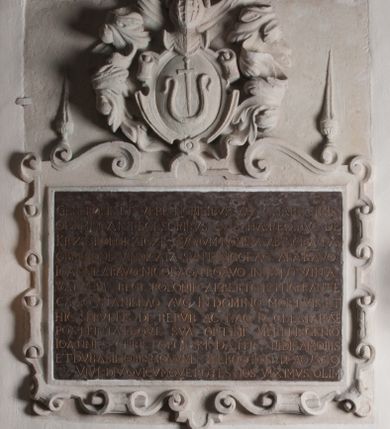 Zdjęcie nr 1: Płyta pamiątkowa w kształcie prostokąta, otoczona bordiurą, zdobioną panopliami i kartuszami z herbami: Junosza, Ślepowron, Sas, Leliwa, Jelita, Topór. Na płycie łacińska majuskułowa inskrypcja złoconymi literami: AVGVSTISSIMAE CAELI TERRAGVE REGINAE ET INCARNATI DEI MATRIS / DIGNISSIMAE DILATANDO HONORI M:D: STANISLAVS IN / KALINOW KALINOWSKI VENR: PODL: MAGNORVM DVCVM / COMMILITO ET LEGIONVM REI PVB: DVCTOR CONFRATER/NITATEM CVM RECITATIONE SSMI ROSARII / QVOLIBET DIE FESTO ET DVARVM / MISSARVM IN HEBDOMA/DA PRO DEFVNCTIS CELEBRATIONEM / CENSV PRPORIO / EREXIT ET PERPETVO FVNDAVIT / ANNO DOMINI 167o [1668]. Pierwotnie wykuto datę 167, co poprawiono na 1668.