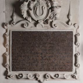 Zdjęcie nr 1: Płyta pamiątkowa w kształcie prostokąta, otoczona bordiurą, zdobioną panopliami i kartuszami z herbami: Junosza, Ślepowron, Sas, Leliwa, Jelita, Topór. Na płycie łacińska majuskułowa inskrypcja złoconymi literami: AVGVSTISSIMAE CAELI TERRAGVE REGINAE ET INCARNATI DEI MATRIS / DIGNISSIMAE DILATANDO HONORI M:D: STANISLAVS IN / KALINOW KALINOWSKI VENR: PODL: MAGNORVM DVCVM / COMMILITO ET LEGIONVM REI PVB: DVCTOR CONFRATER/NITATEM CVM RECITATIONE SSMI ROSARII / QVOLIBET DIE FESTO ET DVARVM / MISSARVM IN HEBDOMA/DA PRO DEFVNCTIS CELEBRATIONEM / CENSV PRPORIO / EREXIT ET PERPETVO FVNDAVIT / ANNO DOMINI 167o [1668]. Pierwotnie wykuto datę 167, co poprawiono na 1668.