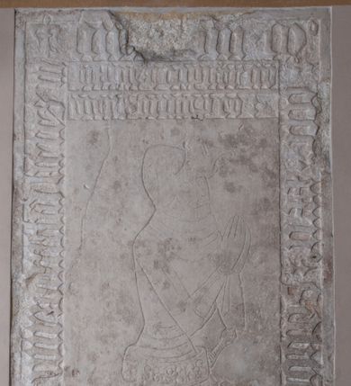 Zdjęcie nr 1: Tablica w kształcie stojącego prostokąta. Scena środkowa wydzielona bordiurą, którą tworzy inskrypcja minuskułowa. W polu środkowym przedstawienie w profilu zwróconego w prawo klęczącego rycerza w zbroi płytowej i mieczem przy boku, z rękami złożonymi w geście modlitwy. Tarcza w skłonie heraldycznym z herbem Gryf u kolan rycerza, w prawym dolnym narożu. Inskrypcja z datą śmierci rycerza łacińska, minuskułą gotycką:
+an[no domi]ni Mo / cccco xxvo . sabb(at)o . in die s(an)c(t)i vit[i] / obiit [……….. / ……….] virzbantha heres in / branice dapifer c(ra)co/viens(is) orate p(ro)eo . 