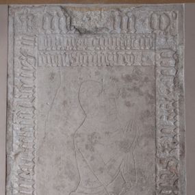 Zdjęcie nr 1: Tablica w kształcie stojącego prostokąta. Scena środkowa wydzielona bordiurą, którą tworzy inskrypcja minuskułowa. W polu środkowym przedstawienie w profilu zwróconego w prawo klęczącego rycerza w zbroi płytowej i mieczem przy boku, z rękami złożonymi w geście modlitwy. Tarcza w skłonie heraldycznym z herbem Gryf u kolan rycerza, w prawym dolnym narożu. Inskrypcja z datą śmierci rycerza łacińska, minuskułą gotycką:
+an[no domi]ni Mo / cccco xxvo . sabb(at)o . in die s(an)c(t)i vit[i] / obiit [……….. / ……….] virzbantha heres in / branice dapifer c(ra)co/viens(is) orate p(ro)eo . 