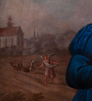 Zdjęcie nr 4: Obraz w kształcie stojącego prostokąta, bez ramy. Na pejzażowym tle z drzewami, kościołem i aniołami siejącymi i orzącymi pole św. Izydor klęczący z różańcem w dłoniach przed krzyżem. Święty ubrany w niebieski kaftan z bufiastymi rękawami i białym kołnierzem, przewiązany czerwonym pasem. Spodnie żółte, buty brązowe, wysokie, z cholewkami. Ukazany z profilu, zwrócony en trois quarts w prawo, w kierunku krzyża z Chrystusem stojącego na zdwojonym, prostopadłościennym postumencie. Przed nim narzędzia rolnicze. Wokół głowy świetlisty nimb. Ręce świętego nieproporcjonalnie duże w stosunku do głowy.