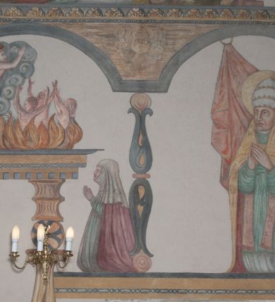 Zdjęcie nr 22: Sklepienie: żebra ozdobione na przemian pasami w kolorach czerwonym i niebieskim. Na gładkich zwornikach malowane tarcze herbowe od wschodu: Gryf i Łabędź. Wysklepki malowane wzdłuż żeber ornamentem geometrycznym złożonym z półkoli, zakończonych liliami heraldycznymi. Ze zworników rozchodzi się wić roślinna.
Ściana północna: przęsło wschodnie - trzy sceny podzielone na dwie strefy, zamknięte arkadami wspartymi na tralkach. W dolnej: klęczący św. Grzegorz, pod arkadą, na tle tkaniny; w kolejnej postać klęczącej kobiety przed sceną zstąpienia Chrystusa do piekieł (?). W górnej strefie św. Grzegorz klęczący przed trzema mężczyznami zgrupowanymi wokół stołu, którzy pokazują świętemu tkaninę. Przęsło zachodnie: scena podzielone na dwie strefy. W dolnej scena wielofiguralna, przedstawiająca ucztę ze św. Grzegorzem z gołębicą na ramieniu, siedzącym po środku stołu, oraz z pochylającym się ku niemu aniołem. Zamykają ją trzy arkady. W górnej scena eucharystyczna ze św. Grzegorzem i diakonem, klęczącymi przed ołtarzem, na którym stoi Chrystus na tle niszy. Całość zamknięta arkadą. Łuk arkady prowadzącej do kruchty podkreślony bordiurą z ornamentem plecionkowym, ujęty kandelabrami dźwigającymi gzyms. W przyłuczach dwie uskrzydlone główki anielskie. Ściana południowa: W obu przęsłach analogicznie do okien malowane iluzjonistyczne nisze konchowe z postaciami świętych na postumentach w górnej strefie ściany. W podłuczach arkad girlandy, podtrzymywane przez uskrzydlone główki anielskie. Nisze i okna obwiedzione bordiurą z ornamentem geometrycznym, podtrzymane wspólnym parapetem z podwieszoną girlandą kwiatową. Pod wspornikiem malowana kolumna utworzona z dwóch tralek. W prześle wschodnim: postać św. Wojciecha, z malowaną na postumencie inskrypcją: ŚW. WOJCIECH / PIERWSZY MĘCZNNIK POLSKI. W przęśle zachodnim: postać św. Stanisława biskupa z półpostacią Piotrowina z prawej strony. Na postumencie malowana inskrypcja: W 700-LECIE KANONIZACJI / ŚW. STANISŁAWA BP-A KRAKOWSKIEGO / 1253 – 1953.W dolnej strefie ściany epitafia ujmuje dekoracja. Epitafium Jacka Konstantyna Chościaka Popiela: stylizowane dekoracja roślinna z falującymi wstęgami; tablica pamiątkowa podtrzymywana przez putta. Łuk tęczowy od strony prezbiterium obwiedziony analogicznym do sklepienia geometrycznym ornamentem. Kolorystyka pastelowa, z silnymi akcentami błękitu, czerwieni i żółcieni.