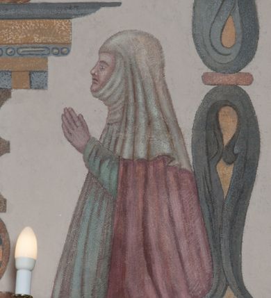 Zdjęcie nr 21: Sklepienie: żebra ozdobione na przemian pasami w kolorach czerwonym i niebieskim. Na gładkich zwornikach malowane tarcze herbowe od wschodu: Gryf i Łabędź. Wysklepki malowane wzdłuż żeber ornamentem geometrycznym złożonym z półkoli, zakończonych liliami heraldycznymi. Ze zworników rozchodzi się wić roślinna.
Ściana północna: przęsło wschodnie - trzy sceny podzielone na dwie strefy, zamknięte arkadami wspartymi na tralkach. W dolnej: klęczący św. Grzegorz, pod arkadą, na tle tkaniny; w kolejnej postać klęczącej kobiety przed sceną zstąpienia Chrystusa do piekieł (?). W górnej strefie św. Grzegorz klęczący przed trzema mężczyznami zgrupowanymi wokół stołu, którzy pokazują świętemu tkaninę. Przęsło zachodnie: scena podzielone na dwie strefy. W dolnej scena wielofiguralna, przedstawiająca ucztę ze św. Grzegorzem z gołębicą na ramieniu, siedzącym po środku stołu, oraz z pochylającym się ku niemu aniołem. Zamykają ją trzy arkady. W górnej scena eucharystyczna ze św. Grzegorzem i diakonem, klęczącymi przed ołtarzem, na którym stoi Chrystus na tle niszy. Całość zamknięta arkadą. Łuk arkady prowadzącej do kruchty podkreślony bordiurą z ornamentem plecionkowym, ujęty kandelabrami dźwigającymi gzyms. W przyłuczach dwie uskrzydlone główki anielskie. Ściana południowa: W obu przęsłach analogicznie do okien malowane iluzjonistyczne nisze konchowe z postaciami świętych na postumentach w górnej strefie ściany. W podłuczach arkad girlandy, podtrzymywane przez uskrzydlone główki anielskie. Nisze i okna obwiedzione bordiurą z ornamentem geometrycznym, podtrzymane wspólnym parapetem z podwieszoną girlandą kwiatową. Pod wspornikiem malowana kolumna utworzona z dwóch tralek. W prześle wschodnim: postać św. Wojciecha, z malowaną na postumencie inskrypcją: ŚW. WOJCIECH / PIERWSZY MĘCZNNIK POLSKI. W przęśle zachodnim: postać św. Stanisława biskupa z półpostacią Piotrowina z prawej strony. Na postumencie malowana inskrypcja: W 700-LECIE KANONIZACJI / ŚW. STANISŁAWA BP-A KRAKOWSKIEGO / 1253 – 1953.W dolnej strefie ściany epitafia ujmuje dekoracja. Epitafium Jacka Konstantyna Chościaka Popiela: stylizowane dekoracja roślinna z falującymi wstęgami; tablica pamiątkowa podtrzymywana przez putta. Łuk tęczowy od strony prezbiterium obwiedziony analogicznym do sklepienia geometrycznym ornamentem. Kolorystyka pastelowa, z silnymi akcentami błękitu, czerwieni i żółcieni.