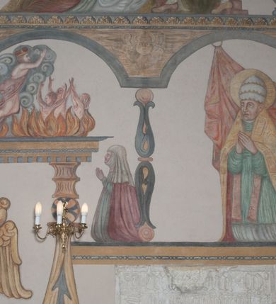 Zdjęcie nr 23: Sklepienie: żebra ozdobione na przemian pasami w kolorach czerwonym i niebieskim. Na gładkich zwornikach malowane tarcze herbowe od wschodu: Gryf i Łabędź. Wysklepki malowane wzdłuż żeber ornamentem geometrycznym złożonym z półkoli, zakończonych liliami heraldycznymi. Ze zworników rozchodzi się wić roślinna.
Ściana północna: przęsło wschodnie - trzy sceny podzielone na dwie strefy, zamknięte arkadami wspartymi na tralkach. W dolnej: klęczący św. Grzegorz, pod arkadą, na tle tkaniny; w kolejnej postać klęczącej kobiety przed sceną zstąpienia Chrystusa do piekieł (?). W górnej strefie św. Grzegorz klęczący przed trzema mężczyznami zgrupowanymi wokół stołu, którzy pokazują świętemu tkaninę. Przęsło zachodnie: scena podzielone na dwie strefy. W dolnej scena wielofiguralna, przedstawiająca ucztę ze św. Grzegorzem z gołębicą na ramieniu, siedzącym po środku stołu, oraz z pochylającym się ku niemu aniołem. Zamykają ją trzy arkady. W górnej scena eucharystyczna ze św. Grzegorzem i diakonem, klęczącymi przed ołtarzem, na którym stoi Chrystus na tle niszy. Całość zamknięta arkadą. Łuk arkady prowadzącej do kruchty podkreślony bordiurą z ornamentem plecionkowym, ujęty kandelabrami dźwigającymi gzyms. W przyłuczach dwie uskrzydlone główki anielskie. Ściana południowa: W obu przęsłach analogicznie do okien malowane iluzjonistyczne nisze konchowe z postaciami świętych na postumentach w górnej strefie ściany. W podłuczach arkad girlandy, podtrzymywane przez uskrzydlone główki anielskie. Nisze i okna obwiedzione bordiurą z ornamentem geometrycznym, podtrzymane wspólnym parapetem z podwieszoną girlandą kwiatową. Pod wspornikiem malowana kolumna utworzona z dwóch tralek. W prześle wschodnim: postać św. Wojciecha, z malowaną na postumencie inskrypcją: ŚW. WOJCIECH / PIERWSZY MĘCZNNIK POLSKI. W przęśle zachodnim: postać św. Stanisława biskupa z półpostacią Piotrowina z prawej strony. Na postumencie malowana inskrypcja: W 700-LECIE KANONIZACJI / ŚW. STANISŁAWA BP-A KRAKOWSKIEGO / 1253 – 1953.W dolnej strefie ściany epitafia ujmuje dekoracja. Epitafium Jacka Konstantyna Chościaka Popiela: stylizowane dekoracja roślinna z falującymi wstęgami; tablica pamiątkowa podtrzymywana przez putta. Łuk tęczowy od strony prezbiterium obwiedziony analogicznym do sklepienia geometrycznym ornamentem. Kolorystyka pastelowa, z silnymi akcentami błękitu, czerwieni i żółcieni.