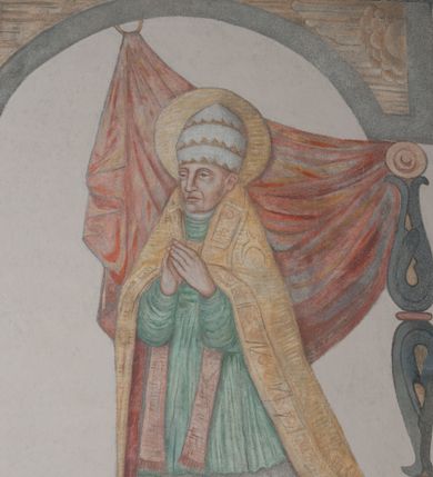 Zdjęcie nr 25: Sklepienie: żebra ozdobione na przemian pasami w kolorach czerwonym i niebieskim. Na gładkich zwornikach malowane tarcze herbowe od wschodu: Gryf i Łabędź. Wysklepki malowane wzdłuż żeber ornamentem geometrycznym złożonym z półkoli, zakończonych liliami heraldycznymi. Ze zworników rozchodzi się wić roślinna.
Ściana północna: przęsło wschodnie - trzy sceny podzielone na dwie strefy, zamknięte arkadami wspartymi na tralkach. W dolnej: klęczący św. Grzegorz, pod arkadą, na tle tkaniny; w kolejnej postać klęczącej kobiety przed sceną zstąpienia Chrystusa do piekieł (?). W górnej strefie św. Grzegorz klęczący przed trzema mężczyznami zgrupowanymi wokół stołu, którzy pokazują świętemu tkaninę. Przęsło zachodnie: scena podzielone na dwie strefy. W dolnej scena wielofiguralna, przedstawiająca ucztę ze św. Grzegorzem z gołębicą na ramieniu, siedzącym po środku stołu, oraz z pochylającym się ku niemu aniołem. Zamykają ją trzy arkady. W górnej scena eucharystyczna ze św. Grzegorzem i diakonem, klęczącymi przed ołtarzem, na którym stoi Chrystus na tle niszy. Całość zamknięta arkadą. Łuk arkady prowadzącej do kruchty podkreślony bordiurą z ornamentem plecionkowym, ujęty kandelabrami dźwigającymi gzyms. W przyłuczach dwie uskrzydlone główki anielskie. Ściana południowa: W obu przęsłach analogicznie do okien malowane iluzjonistyczne nisze konchowe z postaciami świętych na postumentach w górnej strefie ściany. W podłuczach arkad girlandy, podtrzymywane przez uskrzydlone główki anielskie. Nisze i okna obwiedzione bordiurą z ornamentem geometrycznym, podtrzymane wspólnym parapetem z podwieszoną girlandą kwiatową. Pod wspornikiem malowana kolumna utworzona z dwóch tralek. W prześle wschodnim: postać św. Wojciecha, z malowaną na postumencie inskrypcją: ŚW. WOJCIECH / PIERWSZY MĘCZNNIK POLSKI. W przęśle zachodnim: postać św. Stanisława biskupa z półpostacią Piotrowina z prawej strony. Na postumencie malowana inskrypcja: W 700-LECIE KANONIZACJI / ŚW. STANISŁAWA BP-A KRAKOWSKIEGO / 1253 – 1953.W dolnej strefie ściany epitafia ujmuje dekoracja. Epitafium Jacka Konstantyna Chościaka Popiela: stylizowane dekoracja roślinna z falującymi wstęgami; tablica pamiątkowa podtrzymywana przez putta. Łuk tęczowy od strony prezbiterium obwiedziony analogicznym do sklepienia geometrycznym ornamentem. Kolorystyka pastelowa, z silnymi akcentami błękitu, czerwieni i żółcieni.