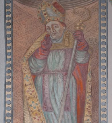 Zdjęcie nr 27: Sklepienie: żebra ozdobione na przemian pasami w kolorach czerwonym i niebieskim. Na gładkich zwornikach malowane tarcze herbowe od wschodu: Gryf i Łabędź. Wysklepki malowane wzdłuż żeber ornamentem geometrycznym złożonym z półkoli, zakończonych liliami heraldycznymi. Ze zworników rozchodzi się wić roślinna.
Ściana północna: przęsło wschodnie - trzy sceny podzielone na dwie strefy, zamknięte arkadami wspartymi na tralkach. W dolnej: klęczący św. Grzegorz, pod arkadą, na tle tkaniny; w kolejnej postać klęczącej kobiety przed sceną zstąpienia Chrystusa do piekieł (?). W górnej strefie św. Grzegorz klęczący przed trzema mężczyznami zgrupowanymi wokół stołu, którzy pokazują świętemu tkaninę. Przęsło zachodnie: scena podzielone na dwie strefy. W dolnej scena wielofiguralna, przedstawiająca ucztę ze św. Grzegorzem z gołębicą na ramieniu, siedzącym po środku stołu, oraz z pochylającym się ku niemu aniołem. Zamykają ją trzy arkady. W górnej scena eucharystyczna ze św. Grzegorzem i diakonem, klęczącymi przed ołtarzem, na którym stoi Chrystus na tle niszy. Całość zamknięta arkadą. Łuk arkady prowadzącej do kruchty podkreślony bordiurą z ornamentem plecionkowym, ujęty kandelabrami dźwigającymi gzyms. W przyłuczach dwie uskrzydlone główki anielskie. Ściana południowa: W obu przęsłach analogicznie do okien malowane iluzjonistyczne nisze konchowe z postaciami świętych na postumentach w górnej strefie ściany. W podłuczach arkad girlandy, podtrzymywane przez uskrzydlone główki anielskie. Nisze i okna obwiedzione bordiurą z ornamentem geometrycznym, podtrzymane wspólnym parapetem z podwieszoną girlandą kwiatową. Pod wspornikiem malowana kolumna utworzona z dwóch tralek. W prześle wschodnim: postać św. Wojciecha, z malowaną na postumencie inskrypcją: ŚW. WOJCIECH / PIERWSZY MĘCZNNIK POLSKI. W przęśle zachodnim: postać św. Stanisława biskupa z półpostacią Piotrowina z prawej strony. Na postumencie malowana inskrypcja: W 700-LECIE KANONIZACJI / ŚW. STANISŁAWA BP-A KRAKOWSKIEGO / 1253 – 1953.W dolnej strefie ściany epitafia ujmuje dekoracja. Epitafium Jacka Konstantyna Chościaka Popiela: stylizowane dekoracja roślinna z falującymi wstęgami; tablica pamiątkowa podtrzymywana przez putta. Łuk tęczowy od strony prezbiterium obwiedziony analogicznym do sklepienia geometrycznym ornamentem. Kolorystyka pastelowa, z silnymi akcentami błękitu, czerwieni i żółcieni.