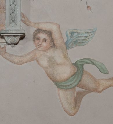 Zdjęcie nr 28: Sklepienie: żebra ozdobione na przemian pasami w kolorach czerwonym i niebieskim. Na gładkich zwornikach malowane tarcze herbowe od wschodu: Gryf i Łabędź. Wysklepki malowane wzdłuż żeber ornamentem geometrycznym złożonym z półkoli, zakończonych liliami heraldycznymi. Ze zworników rozchodzi się wić roślinna.
Ściana północna: przęsło wschodnie - trzy sceny podzielone na dwie strefy, zamknięte arkadami wspartymi na tralkach. W dolnej: klęczący św. Grzegorz, pod arkadą, na tle tkaniny; w kolejnej postać klęczącej kobiety przed sceną zstąpienia Chrystusa do piekieł (?). W górnej strefie św. Grzegorz klęczący przed trzema mężczyznami zgrupowanymi wokół stołu, którzy pokazują świętemu tkaninę. Przęsło zachodnie: scena podzielone na dwie strefy. W dolnej scena wielofiguralna, przedstawiająca ucztę ze św. Grzegorzem z gołębicą na ramieniu, siedzącym po środku stołu, oraz z pochylającym się ku niemu aniołem. Zamykają ją trzy arkady. W górnej scena eucharystyczna ze św. Grzegorzem i diakonem, klęczącymi przed ołtarzem, na którym stoi Chrystus na tle niszy. Całość zamknięta arkadą. Łuk arkady prowadzącej do kruchty podkreślony bordiurą z ornamentem plecionkowym, ujęty kandelabrami dźwigającymi gzyms. W przyłuczach dwie uskrzydlone główki anielskie. Ściana południowa: W obu przęsłach analogicznie do okien malowane iluzjonistyczne nisze konchowe z postaciami świętych na postumentach w górnej strefie ściany. W podłuczach arkad girlandy, podtrzymywane przez uskrzydlone główki anielskie. Nisze i okna obwiedzione bordiurą z ornamentem geometrycznym, podtrzymane wspólnym parapetem z podwieszoną girlandą kwiatową. Pod wspornikiem malowana kolumna utworzona z dwóch tralek. W prześle wschodnim: postać św. Wojciecha, z malowaną na postumencie inskrypcją: ŚW. WOJCIECH / PIERWSZY MĘCZNNIK POLSKI. W przęśle zachodnim: postać św. Stanisława biskupa z półpostacią Piotrowina z prawej strony. Na postumencie malowana inskrypcja: W 700-LECIE KANONIZACJI / ŚW. STANISŁAWA BP-A KRAKOWSKIEGO / 1253 – 1953.W dolnej strefie ściany epitafia ujmuje dekoracja. Epitafium Jacka Konstantyna Chościaka Popiela: stylizowane dekoracja roślinna z falującymi wstęgami; tablica pamiątkowa podtrzymywana przez putta. Łuk tęczowy od strony prezbiterium obwiedziony analogicznym do sklepienia geometrycznym ornamentem. Kolorystyka pastelowa, z silnymi akcentami błękitu, czerwieni i żółcieni.