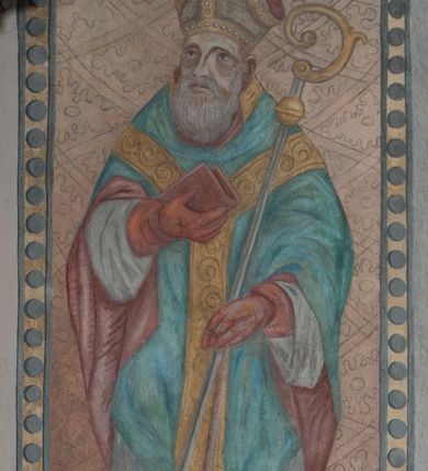 Zdjęcie nr 33: Sklepienie: żebra ozdobione na przemian pasami w kolorach czerwonym i niebieskim. Na gładkich zwornikach malowane tarcze herbowe od wschodu: Gryf i Łabędź. Wysklepki malowane wzdłuż żeber ornamentem geometrycznym złożonym z półkoli, zakończonych liliami heraldycznymi. Ze zworników rozchodzi się wić roślinna.
Ściana północna: przęsło wschodnie - trzy sceny podzielone na dwie strefy, zamknięte arkadami wspartymi na tralkach. W dolnej: klęczący św. Grzegorz, pod arkadą, na tle tkaniny; w kolejnej postać klęczącej kobiety przed sceną zstąpienia Chrystusa do piekieł (?). W górnej strefie św. Grzegorz klęczący przed trzema mężczyznami zgrupowanymi wokół stołu, którzy pokazują świętemu tkaninę. Przęsło zachodnie: scena podzielone na dwie strefy. W dolnej scena wielofiguralna, przedstawiająca ucztę ze św. Grzegorzem z gołębicą na ramieniu, siedzącym po środku stołu, oraz z pochylającym się ku niemu aniołem. Zamykają ją trzy arkady. W górnej scena eucharystyczna ze św. Grzegorzem i diakonem, klęczącymi przed ołtarzem, na którym stoi Chrystus na tle niszy. Całość zamknięta arkadą. Łuk arkady prowadzącej do kruchty podkreślony bordiurą z ornamentem plecionkowym, ujęty kandelabrami dźwigającymi gzyms. W przyłuczach dwie uskrzydlone główki anielskie. Ściana południowa: W obu przęsłach analogicznie do okien malowane iluzjonistyczne nisze konchowe z postaciami świętych na postumentach w górnej strefie ściany. W podłuczach arkad girlandy, podtrzymywane przez uskrzydlone główki anielskie. Nisze i okna obwiedzione bordiurą z ornamentem geometrycznym, podtrzymane wspólnym parapetem z podwieszoną girlandą kwiatową. Pod wspornikiem malowana kolumna utworzona z dwóch tralek. W prześle wschodnim: postać św. Wojciecha, z malowaną na postumencie inskrypcją: ŚW. WOJCIECH / PIERWSZY MĘCZNNIK POLSKI. W przęśle zachodnim: postać św. Stanisława biskupa z półpostacią Piotrowina z prawej strony. Na postumencie malowana inskrypcja: W 700-LECIE KANONIZACJI / ŚW. STANISŁAWA BP-A KRAKOWSKIEGO / 1253 – 1953.W dolnej strefie ściany epitafia ujmuje dekoracja. Epitafium Jacka Konstantyna Chościaka Popiela: stylizowane dekoracja roślinna z falującymi wstęgami; tablica pamiątkowa podtrzymywana przez putta. Łuk tęczowy od strony prezbiterium obwiedziony analogicznym do sklepienia geometrycznym ornamentem. Kolorystyka pastelowa, z silnymi akcentami błękitu, czerwieni i żółcieni.