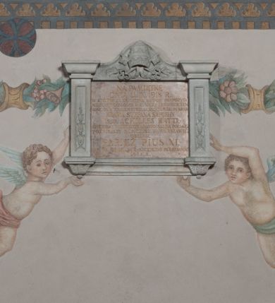 Zdjęcie nr 30: Sklepienie: żebra ozdobione na przemian pasami w kolorach czerwonym i niebieskim. Na gładkich zwornikach malowane tarcze herbowe od wschodu: Gryf i Łabędź. Wysklepki malowane wzdłuż żeber ornamentem geometrycznym złożonym z półkoli, zakończonych liliami heraldycznymi. Ze zworników rozchodzi się wić roślinna.
Ściana północna: przęsło wschodnie - trzy sceny podzielone na dwie strefy, zamknięte arkadami wspartymi na tralkach. W dolnej: klęczący św. Grzegorz, pod arkadą, na tle tkaniny; w kolejnej postać klęczącej kobiety przed sceną zstąpienia Chrystusa do piekieł (?). W górnej strefie św. Grzegorz klęczący przed trzema mężczyznami zgrupowanymi wokół stołu, którzy pokazują świętemu tkaninę. Przęsło zachodnie: scena podzielone na dwie strefy. W dolnej scena wielofiguralna, przedstawiająca ucztę ze św. Grzegorzem z gołębicą na ramieniu, siedzącym po środku stołu, oraz z pochylającym się ku niemu aniołem. Zamykają ją trzy arkady. W górnej scena eucharystyczna ze św. Grzegorzem i diakonem, klęczącymi przed ołtarzem, na którym stoi Chrystus na tle niszy. Całość zamknięta arkadą. Łuk arkady prowadzącej do kruchty podkreślony bordiurą z ornamentem plecionkowym, ujęty kandelabrami dźwigającymi gzyms. W przyłuczach dwie uskrzydlone główki anielskie. Ściana południowa: W obu przęsłach analogicznie do okien malowane iluzjonistyczne nisze konchowe z postaciami świętych na postumentach w górnej strefie ściany. W podłuczach arkad girlandy, podtrzymywane przez uskrzydlone główki anielskie. Nisze i okna obwiedzione bordiurą z ornamentem geometrycznym, podtrzymane wspólnym parapetem z podwieszoną girlandą kwiatową. Pod wspornikiem malowana kolumna utworzona z dwóch tralek. W prześle wschodnim: postać św. Wojciecha, z malowaną na postumencie inskrypcją: ŚW. WOJCIECH / PIERWSZY MĘCZNNIK POLSKI. W przęśle zachodnim: postać św. Stanisława biskupa z półpostacią Piotrowina z prawej strony. Na postumencie malowana inskrypcja: W 700-LECIE KANONIZACJI / ŚW. STANISŁAWA BP-A KRAKOWSKIEGO / 1253 – 1953.W dolnej strefie ściany epitafia ujmuje dekoracja. Epitafium Jacka Konstantyna Chościaka Popiela: stylizowane dekoracja roślinna z falującymi wstęgami; tablica pamiątkowa podtrzymywana przez putta. Łuk tęczowy od strony prezbiterium obwiedziony analogicznym do sklepienia geometrycznym ornamentem. Kolorystyka pastelowa, z silnymi akcentami błękitu, czerwieni i żółcieni.