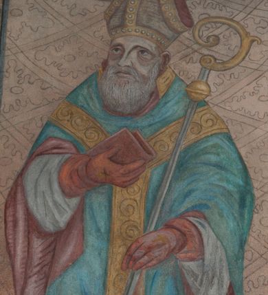 Zdjęcie nr 35: Sklepienie: żebra ozdobione na przemian pasami w kolorach czerwonym i niebieskim. Na gładkich zwornikach malowane tarcze herbowe od wschodu: Gryf i Łabędź. Wysklepki malowane wzdłuż żeber ornamentem geometrycznym złożonym z półkoli, zakończonych liliami heraldycznymi. Ze zworników rozchodzi się wić roślinna.
Ściana północna: przęsło wschodnie - trzy sceny podzielone na dwie strefy, zamknięte arkadami wspartymi na tralkach. W dolnej: klęczący św. Grzegorz, pod arkadą, na tle tkaniny; w kolejnej postać klęczącej kobiety przed sceną zstąpienia Chrystusa do piekieł (?). W górnej strefie św. Grzegorz klęczący przed trzema mężczyznami zgrupowanymi wokół stołu, którzy pokazują świętemu tkaninę. Przęsło zachodnie: scena podzielone na dwie strefy. W dolnej scena wielofiguralna, przedstawiająca ucztę ze św. Grzegorzem z gołębicą na ramieniu, siedzącym po środku stołu, oraz z pochylającym się ku niemu aniołem. Zamykają ją trzy arkady. W górnej scena eucharystyczna ze św. Grzegorzem i diakonem, klęczącymi przed ołtarzem, na którym stoi Chrystus na tle niszy. Całość zamknięta arkadą. Łuk arkady prowadzącej do kruchty podkreślony bordiurą z ornamentem plecionkowym, ujęty kandelabrami dźwigającymi gzyms. W przyłuczach dwie uskrzydlone główki anielskie. Ściana południowa: W obu przęsłach analogicznie do okien malowane iluzjonistyczne nisze konchowe z postaciami świętych na postumentach w górnej strefie ściany. W podłuczach arkad girlandy, podtrzymywane przez uskrzydlone główki anielskie. Nisze i okna obwiedzione bordiurą z ornamentem geometrycznym, podtrzymane wspólnym parapetem z podwieszoną girlandą kwiatową. Pod wspornikiem malowana kolumna utworzona z dwóch tralek. W prześle wschodnim: postać św. Wojciecha, z malowaną na postumencie inskrypcją: ŚW. WOJCIECH / PIERWSZY MĘCZNNIK POLSKI. W przęśle zachodnim: postać św. Stanisława biskupa z półpostacią Piotrowina z prawej strony. Na postumencie malowana inskrypcja: W 700-LECIE KANONIZACJI / ŚW. STANISŁAWA BP-A KRAKOWSKIEGO / 1253 – 1953.W dolnej strefie ściany epitafia ujmuje dekoracja. Epitafium Jacka Konstantyna Chościaka Popiela: stylizowane dekoracja roślinna z falującymi wstęgami; tablica pamiątkowa podtrzymywana przez putta. Łuk tęczowy od strony prezbiterium obwiedziony analogicznym do sklepienia geometrycznym ornamentem. Kolorystyka pastelowa, z silnymi akcentami błękitu, czerwieni i żółcieni.