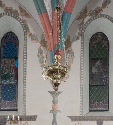 Zdjęcie nr 40: Sklepienie: żebra ozdobione na przemian pasami w kolorach czerwonym i niebieskim. Na gładkich zwornikach malowane tarcze herbowe od wschodu: Gryf i Łabędź. Wysklepki malowane wzdłuż żeber ornamentem geometrycznym złożonym z półkoli, zakończonych liliami heraldycznymi. Ze zworników rozchodzi się wić roślinna.
Ściana północna: przęsło wschodnie - trzy sceny podzielone na dwie strefy, zamknięte arkadami wspartymi na tralkach. W dolnej: klęczący św. Grzegorz, pod arkadą, na tle tkaniny; w kolejnej postać klęczącej kobiety przed sceną zstąpienia Chrystusa do piekieł (?). W górnej strefie św. Grzegorz klęczący przed trzema mężczyznami zgrupowanymi wokół stołu, którzy pokazują świętemu tkaninę. Przęsło zachodnie: scena podzielone na dwie strefy. W dolnej scena wielofiguralna, przedstawiająca ucztę ze św. Grzegorzem z gołębicą na ramieniu, siedzącym po środku stołu, oraz z pochylającym się ku niemu aniołem. Zamykają ją trzy arkady. W górnej scena eucharystyczna ze św. Grzegorzem i diakonem, klęczącymi przed ołtarzem, na którym stoi Chrystus na tle niszy. Całość zamknięta arkadą. Łuk arkady prowadzącej do kruchty podkreślony bordiurą z ornamentem plecionkowym, ujęty kandelabrami dźwigającymi gzyms. W przyłuczach dwie uskrzydlone główki anielskie. Ściana południowa: W obu przęsłach analogicznie do okien malowane iluzjonistyczne nisze konchowe z postaciami świętych na postumentach w górnej strefie ściany. W podłuczach arkad girlandy, podtrzymywane przez uskrzydlone główki anielskie. Nisze i okna obwiedzione bordiurą z ornamentem geometrycznym, podtrzymane wspólnym parapetem z podwieszoną girlandą kwiatową. Pod wspornikiem malowana kolumna utworzona z dwóch tralek. W prześle wschodnim: postać św. Wojciecha, z malowaną na postumencie inskrypcją: ŚW. WOJCIECH / PIERWSZY MĘCZNNIK POLSKI. W przęśle zachodnim: postać św. Stanisława biskupa z półpostacią Piotrowina z prawej strony. Na postumencie malowana inskrypcja: W 700-LECIE KANONIZACJI / ŚW. STANISŁAWA BP-A KRAKOWSKIEGO / 1253 – 1953.W dolnej strefie ściany epitafia ujmuje dekoracja. Epitafium Jacka Konstantyna Chościaka Popiela: stylizowane dekoracja roślinna z falującymi wstęgami; tablica pamiątkowa podtrzymywana przez putta. Łuk tęczowy od strony prezbiterium obwiedziony analogicznym do sklepienia geometrycznym ornamentem. Kolorystyka pastelowa, z silnymi akcentami błękitu, czerwieni i żółcieni.