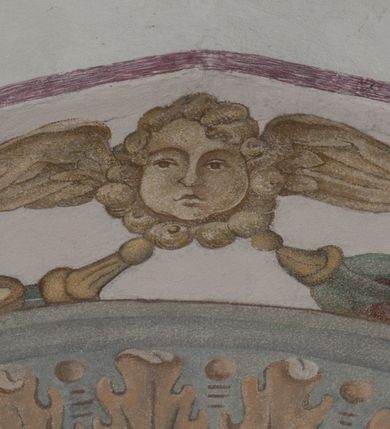 Zdjęcie nr 44: Sklepienie: żebra ozdobione na przemian pasami w kolorach czerwonym i niebieskim. Na gładkich zwornikach malowane tarcze herbowe od wschodu: Gryf i Łabędź. Wysklepki malowane wzdłuż żeber ornamentem geometrycznym złożonym z półkoli, zakończonych liliami heraldycznymi. Ze zworników rozchodzi się wić roślinna.
Ściana północna: przęsło wschodnie - trzy sceny podzielone na dwie strefy, zamknięte arkadami wspartymi na tralkach. W dolnej: klęczący św. Grzegorz, pod arkadą, na tle tkaniny; w kolejnej postać klęczącej kobiety przed sceną zstąpienia Chrystusa do piekieł (?). W górnej strefie św. Grzegorz klęczący przed trzema mężczyznami zgrupowanymi wokół stołu, którzy pokazują świętemu tkaninę. Przęsło zachodnie: scena podzielone na dwie strefy. W dolnej scena wielofiguralna, przedstawiająca ucztę ze św. Grzegorzem z gołębicą na ramieniu, siedzącym po środku stołu, oraz z pochylającym się ku niemu aniołem. Zamykają ją trzy arkady. W górnej scena eucharystyczna ze św. Grzegorzem i diakonem, klęczącymi przed ołtarzem, na którym stoi Chrystus na tle niszy. Całość zamknięta arkadą. Łuk arkady prowadzącej do kruchty podkreślony bordiurą z ornamentem plecionkowym, ujęty kandelabrami dźwigającymi gzyms. W przyłuczach dwie uskrzydlone główki anielskie. Ściana południowa: W obu przęsłach analogicznie do okien malowane iluzjonistyczne nisze konchowe z postaciami świętych na postumentach w górnej strefie ściany. W podłuczach arkad girlandy, podtrzymywane przez uskrzydlone główki anielskie. Nisze i okna obwiedzione bordiurą z ornamentem geometrycznym, podtrzymane wspólnym parapetem z podwieszoną girlandą kwiatową. Pod wspornikiem malowana kolumna utworzona z dwóch tralek. W prześle wschodnim: postać św. Wojciecha, z malowaną na postumencie inskrypcją: ŚW. WOJCIECH / PIERWSZY MĘCZNNIK POLSKI. W przęśle zachodnim: postać św. Stanisława biskupa z półpostacią Piotrowina z prawej strony. Na postumencie malowana inskrypcja: W 700-LECIE KANONIZACJI / ŚW. STANISŁAWA BP-A KRAKOWSKIEGO / 1253 – 1953.W dolnej strefie ściany epitafia ujmuje dekoracja. Epitafium Jacka Konstantyna Chościaka Popiela: stylizowane dekoracja roślinna z falującymi wstęgami; tablica pamiątkowa podtrzymywana przez putta. Łuk tęczowy od strony prezbiterium obwiedziony analogicznym do sklepienia geometrycznym ornamentem. Kolorystyka pastelowa, z silnymi akcentami błękitu, czerwieni i żółcieni.