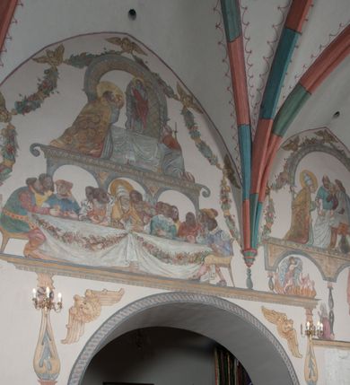 Zdjęcie nr 41: Sklepienie: żebra ozdobione na przemian pasami w kolorach czerwonym i niebieskim. Na gładkich zwornikach malowane tarcze herbowe od wschodu: Gryf i Łabędź. Wysklepki malowane wzdłuż żeber ornamentem geometrycznym złożonym z półkoli, zakończonych liliami heraldycznymi. Ze zworników rozchodzi się wić roślinna.
Ściana północna: przęsło wschodnie - trzy sceny podzielone na dwie strefy, zamknięte arkadami wspartymi na tralkach. W dolnej: klęczący św. Grzegorz, pod arkadą, na tle tkaniny; w kolejnej postać klęczącej kobiety przed sceną zstąpienia Chrystusa do piekieł (?). W górnej strefie św. Grzegorz klęczący przed trzema mężczyznami zgrupowanymi wokół stołu, którzy pokazują świętemu tkaninę. Przęsło zachodnie: scena podzielone na dwie strefy. W dolnej scena wielofiguralna, przedstawiająca ucztę ze św. Grzegorzem z gołębicą na ramieniu, siedzącym po środku stołu, oraz z pochylającym się ku niemu aniołem. Zamykają ją trzy arkady. W górnej scena eucharystyczna ze św. Grzegorzem i diakonem, klęczącymi przed ołtarzem, na którym stoi Chrystus na tle niszy. Całość zamknięta arkadą. Łuk arkady prowadzącej do kruchty podkreślony bordiurą z ornamentem plecionkowym, ujęty kandelabrami dźwigającymi gzyms. W przyłuczach dwie uskrzydlone główki anielskie. Ściana południowa: W obu przęsłach analogicznie do okien malowane iluzjonistyczne nisze konchowe z postaciami świętych na postumentach w górnej strefie ściany. W podłuczach arkad girlandy, podtrzymywane przez uskrzydlone główki anielskie. Nisze i okna obwiedzione bordiurą z ornamentem geometrycznym, podtrzymane wspólnym parapetem z podwieszoną girlandą kwiatową. Pod wspornikiem malowana kolumna utworzona z dwóch tralek. W prześle wschodnim: postać św. Wojciecha, z malowaną na postumencie inskrypcją: ŚW. WOJCIECH / PIERWSZY MĘCZNNIK POLSKI. W przęśle zachodnim: postać św. Stanisława biskupa z półpostacią Piotrowina z prawej strony. Na postumencie malowana inskrypcja: W 700-LECIE KANONIZACJI / ŚW. STANISŁAWA BP-A KRAKOWSKIEGO / 1253 – 1953.W dolnej strefie ściany epitafia ujmuje dekoracja. Epitafium Jacka Konstantyna Chościaka Popiela: stylizowane dekoracja roślinna z falującymi wstęgami; tablica pamiątkowa podtrzymywana przez putta. Łuk tęczowy od strony prezbiterium obwiedziony analogicznym do sklepienia geometrycznym ornamentem. Kolorystyka pastelowa, z silnymi akcentami błękitu, czerwieni i żółcieni.