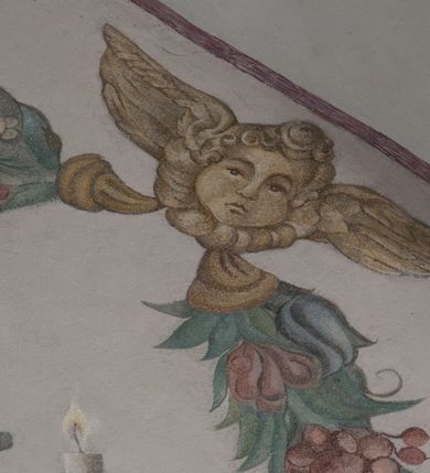 Zdjęcie nr 45: Sklepienie: żebra ozdobione na przemian pasami w kolorach czerwonym i niebieskim. Na gładkich zwornikach malowane tarcze herbowe od wschodu: Gryf i Łabędź. Wysklepki malowane wzdłuż żeber ornamentem geometrycznym złożonym z półkoli, zakończonych liliami heraldycznymi. Ze zworników rozchodzi się wić roślinna.
Ściana północna: przęsło wschodnie - trzy sceny podzielone na dwie strefy, zamknięte arkadami wspartymi na tralkach. W dolnej: klęczący św. Grzegorz, pod arkadą, na tle tkaniny; w kolejnej postać klęczącej kobiety przed sceną zstąpienia Chrystusa do piekieł (?). W górnej strefie św. Grzegorz klęczący przed trzema mężczyznami zgrupowanymi wokół stołu, którzy pokazują świętemu tkaninę. Przęsło zachodnie: scena podzielone na dwie strefy. W dolnej scena wielofiguralna, przedstawiająca ucztę ze św. Grzegorzem z gołębicą na ramieniu, siedzącym po środku stołu, oraz z pochylającym się ku niemu aniołem. Zamykają ją trzy arkady. W górnej scena eucharystyczna ze św. Grzegorzem i diakonem, klęczącymi przed ołtarzem, na którym stoi Chrystus na tle niszy. Całość zamknięta arkadą. Łuk arkady prowadzącej do kruchty podkreślony bordiurą z ornamentem plecionkowym, ujęty kandelabrami dźwigającymi gzyms. W przyłuczach dwie uskrzydlone główki anielskie. Ściana południowa: W obu przęsłach analogicznie do okien malowane iluzjonistyczne nisze konchowe z postaciami świętych na postumentach w górnej strefie ściany. W podłuczach arkad girlandy, podtrzymywane przez uskrzydlone główki anielskie. Nisze i okna obwiedzione bordiurą z ornamentem geometrycznym, podtrzymane wspólnym parapetem z podwieszoną girlandą kwiatową. Pod wspornikiem malowana kolumna utworzona z dwóch tralek. W prześle wschodnim: postać św. Wojciecha, z malowaną na postumencie inskrypcją: ŚW. WOJCIECH / PIERWSZY MĘCZNNIK POLSKI. W przęśle zachodnim: postać św. Stanisława biskupa z półpostacią Piotrowina z prawej strony. Na postumencie malowana inskrypcja: W 700-LECIE KANONIZACJI / ŚW. STANISŁAWA BP-A KRAKOWSKIEGO / 1253 – 1953.W dolnej strefie ściany epitafia ujmuje dekoracja. Epitafium Jacka Konstantyna Chościaka Popiela: stylizowane dekoracja roślinna z falującymi wstęgami; tablica pamiątkowa podtrzymywana przez putta. Łuk tęczowy od strony prezbiterium obwiedziony analogicznym do sklepienia geometrycznym ornamentem. Kolorystyka pastelowa, z silnymi akcentami błękitu, czerwieni i żółcieni.