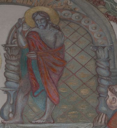 Zdjęcie nr 48: Sklepienie: żebra ozdobione na przemian pasami w kolorach czerwonym i niebieskim. Na gładkich zwornikach malowane tarcze herbowe od wschodu: Gryf i Łabędź. Wysklepki malowane wzdłuż żeber ornamentem geometrycznym złożonym z półkoli, zakończonych liliami heraldycznymi. Ze zworników rozchodzi się wić roślinna.
Ściana północna: przęsło wschodnie - trzy sceny podzielone na dwie strefy, zamknięte arkadami wspartymi na tralkach. W dolnej: klęczący św. Grzegorz, pod arkadą, na tle tkaniny; w kolejnej postać klęczącej kobiety przed sceną zstąpienia Chrystusa do piekieł (?). W górnej strefie św. Grzegorz klęczący przed trzema mężczyznami zgrupowanymi wokół stołu, którzy pokazują świętemu tkaninę. Przęsło zachodnie: scena podzielone na dwie strefy. W dolnej scena wielofiguralna, przedstawiająca ucztę ze św. Grzegorzem z gołębicą na ramieniu, siedzącym po środku stołu, oraz z pochylającym się ku niemu aniołem. Zamykają ją trzy arkady. W górnej scena eucharystyczna ze św. Grzegorzem i diakonem, klęczącymi przed ołtarzem, na którym stoi Chrystus na tle niszy. Całość zamknięta arkadą. Łuk arkady prowadzącej do kruchty podkreślony bordiurą z ornamentem plecionkowym, ujęty kandelabrami dźwigającymi gzyms. W przyłuczach dwie uskrzydlone główki anielskie. Ściana południowa: W obu przęsłach analogicznie do okien malowane iluzjonistyczne nisze konchowe z postaciami świętych na postumentach w górnej strefie ściany. W podłuczach arkad girlandy, podtrzymywane przez uskrzydlone główki anielskie. Nisze i okna obwiedzione bordiurą z ornamentem geometrycznym, podtrzymane wspólnym parapetem z podwieszoną girlandą kwiatową. Pod wspornikiem malowana kolumna utworzona z dwóch tralek. W prześle wschodnim: postać św. Wojciecha, z malowaną na postumencie inskrypcją: ŚW. WOJCIECH / PIERWSZY MĘCZNNIK POLSKI. W przęśle zachodnim: postać św. Stanisława biskupa z półpostacią Piotrowina z prawej strony. Na postumencie malowana inskrypcja: W 700-LECIE KANONIZACJI / ŚW. STANISŁAWA BP-A KRAKOWSKIEGO / 1253 – 1953.W dolnej strefie ściany epitafia ujmuje dekoracja. Epitafium Jacka Konstantyna Chościaka Popiela: stylizowane dekoracja roślinna z falującymi wstęgami; tablica pamiątkowa podtrzymywana przez putta. Łuk tęczowy od strony prezbiterium obwiedziony analogicznym do sklepienia geometrycznym ornamentem. Kolorystyka pastelowa, z silnymi akcentami błękitu, czerwieni i żółcieni.