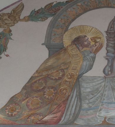 Zdjęcie nr 47: Sklepienie: żebra ozdobione na przemian pasami w kolorach czerwonym i niebieskim. Na gładkich zwornikach malowane tarcze herbowe od wschodu: Gryf i Łabędź. Wysklepki malowane wzdłuż żeber ornamentem geometrycznym złożonym z półkoli, zakończonych liliami heraldycznymi. Ze zworników rozchodzi się wić roślinna.
Ściana północna: przęsło wschodnie - trzy sceny podzielone na dwie strefy, zamknięte arkadami wspartymi na tralkach. W dolnej: klęczący św. Grzegorz, pod arkadą, na tle tkaniny; w kolejnej postać klęczącej kobiety przed sceną zstąpienia Chrystusa do piekieł (?). W górnej strefie św. Grzegorz klęczący przed trzema mężczyznami zgrupowanymi wokół stołu, którzy pokazują świętemu tkaninę. Przęsło zachodnie: scena podzielone na dwie strefy. W dolnej scena wielofiguralna, przedstawiająca ucztę ze św. Grzegorzem z gołębicą na ramieniu, siedzącym po środku stołu, oraz z pochylającym się ku niemu aniołem. Zamykają ją trzy arkady. W górnej scena eucharystyczna ze św. Grzegorzem i diakonem, klęczącymi przed ołtarzem, na którym stoi Chrystus na tle niszy. Całość zamknięta arkadą. Łuk arkady prowadzącej do kruchty podkreślony bordiurą z ornamentem plecionkowym, ujęty kandelabrami dźwigającymi gzyms. W przyłuczach dwie uskrzydlone główki anielskie. Ściana południowa: W obu przęsłach analogicznie do okien malowane iluzjonistyczne nisze konchowe z postaciami świętych na postumentach w górnej strefie ściany. W podłuczach arkad girlandy, podtrzymywane przez uskrzydlone główki anielskie. Nisze i okna obwiedzione bordiurą z ornamentem geometrycznym, podtrzymane wspólnym parapetem z podwieszoną girlandą kwiatową. Pod wspornikiem malowana kolumna utworzona z dwóch tralek. W prześle wschodnim: postać św. Wojciecha, z malowaną na postumencie inskrypcją: ŚW. WOJCIECH / PIERWSZY MĘCZNNIK POLSKI. W przęśle zachodnim: postać św. Stanisława biskupa z półpostacią Piotrowina z prawej strony. Na postumencie malowana inskrypcja: W 700-LECIE KANONIZACJI / ŚW. STANISŁAWA BP-A KRAKOWSKIEGO / 1253 – 1953.W dolnej strefie ściany epitafia ujmuje dekoracja. Epitafium Jacka Konstantyna Chościaka Popiela: stylizowane dekoracja roślinna z falującymi wstęgami; tablica pamiątkowa podtrzymywana przez putta. Łuk tęczowy od strony prezbiterium obwiedziony analogicznym do sklepienia geometrycznym ornamentem. Kolorystyka pastelowa, z silnymi akcentami błękitu, czerwieni i żółcieni.