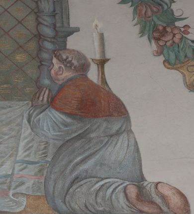 Zdjęcie nr 46: Sklepienie: żebra ozdobione na przemian pasami w kolorach czerwonym i niebieskim. Na gładkich zwornikach malowane tarcze herbowe od wschodu: Gryf i Łabędź. Wysklepki malowane wzdłuż żeber ornamentem geometrycznym złożonym z półkoli, zakończonych liliami heraldycznymi. Ze zworników rozchodzi się wić roślinna.
Ściana północna: przęsło wschodnie - trzy sceny podzielone na dwie strefy, zamknięte arkadami wspartymi na tralkach. W dolnej: klęczący św. Grzegorz, pod arkadą, na tle tkaniny; w kolejnej postać klęczącej kobiety przed sceną zstąpienia Chrystusa do piekieł (?). W górnej strefie św. Grzegorz klęczący przed trzema mężczyznami zgrupowanymi wokół stołu, którzy pokazują świętemu tkaninę. Przęsło zachodnie: scena podzielone na dwie strefy. W dolnej scena wielofiguralna, przedstawiająca ucztę ze św. Grzegorzem z gołębicą na ramieniu, siedzącym po środku stołu, oraz z pochylającym się ku niemu aniołem. Zamykają ją trzy arkady. W górnej scena eucharystyczna ze św. Grzegorzem i diakonem, klęczącymi przed ołtarzem, na którym stoi Chrystus na tle niszy. Całość zamknięta arkadą. Łuk arkady prowadzącej do kruchty podkreślony bordiurą z ornamentem plecionkowym, ujęty kandelabrami dźwigającymi gzyms. W przyłuczach dwie uskrzydlone główki anielskie. Ściana południowa: W obu przęsłach analogicznie do okien malowane iluzjonistyczne nisze konchowe z postaciami świętych na postumentach w górnej strefie ściany. W podłuczach arkad girlandy, podtrzymywane przez uskrzydlone główki anielskie. Nisze i okna obwiedzione bordiurą z ornamentem geometrycznym, podtrzymane wspólnym parapetem z podwieszoną girlandą kwiatową. Pod wspornikiem malowana kolumna utworzona z dwóch tralek. W prześle wschodnim: postać św. Wojciecha, z malowaną na postumencie inskrypcją: ŚW. WOJCIECH / PIERWSZY MĘCZNNIK POLSKI. W przęśle zachodnim: postać św. Stanisława biskupa z półpostacią Piotrowina z prawej strony. Na postumencie malowana inskrypcja: W 700-LECIE KANONIZACJI / ŚW. STANISŁAWA BP-A KRAKOWSKIEGO / 1253 – 1953.W dolnej strefie ściany epitafia ujmuje dekoracja. Epitafium Jacka Konstantyna Chościaka Popiela: stylizowane dekoracja roślinna z falującymi wstęgami; tablica pamiątkowa podtrzymywana przez putta. Łuk tęczowy od strony prezbiterium obwiedziony analogicznym do sklepienia geometrycznym ornamentem. Kolorystyka pastelowa, z silnymi akcentami błękitu, czerwieni i żółcieni.