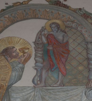 Zdjęcie nr 49: Sklepienie: żebra ozdobione na przemian pasami w kolorach czerwonym i niebieskim. Na gładkich zwornikach malowane tarcze herbowe od wschodu: Gryf i Łabędź. Wysklepki malowane wzdłuż żeber ornamentem geometrycznym złożonym z półkoli, zakończonych liliami heraldycznymi. Ze zworników rozchodzi się wić roślinna.
Ściana północna: przęsło wschodnie - trzy sceny podzielone na dwie strefy, zamknięte arkadami wspartymi na tralkach. W dolnej: klęczący św. Grzegorz, pod arkadą, na tle tkaniny; w kolejnej postać klęczącej kobiety przed sceną zstąpienia Chrystusa do piekieł (?). W górnej strefie św. Grzegorz klęczący przed trzema mężczyznami zgrupowanymi wokół stołu, którzy pokazują świętemu tkaninę. Przęsło zachodnie: scena podzielone na dwie strefy. W dolnej scena wielofiguralna, przedstawiająca ucztę ze św. Grzegorzem z gołębicą na ramieniu, siedzącym po środku stołu, oraz z pochylającym się ku niemu aniołem. Zamykają ją trzy arkady. W górnej scena eucharystyczna ze św. Grzegorzem i diakonem, klęczącymi przed ołtarzem, na którym stoi Chrystus na tle niszy. Całość zamknięta arkadą. Łuk arkady prowadzącej do kruchty podkreślony bordiurą z ornamentem plecionkowym, ujęty kandelabrami dźwigającymi gzyms. W przyłuczach dwie uskrzydlone główki anielskie. Ściana południowa: W obu przęsłach analogicznie do okien malowane iluzjonistyczne nisze konchowe z postaciami świętych na postumentach w górnej strefie ściany. W podłuczach arkad girlandy, podtrzymywane przez uskrzydlone główki anielskie. Nisze i okna obwiedzione bordiurą z ornamentem geometrycznym, podtrzymane wspólnym parapetem z podwieszoną girlandą kwiatową. Pod wspornikiem malowana kolumna utworzona z dwóch tralek. W prześle wschodnim: postać św. Wojciecha, z malowaną na postumencie inskrypcją: ŚW. WOJCIECH / PIERWSZY MĘCZNNIK POLSKI. W przęśle zachodnim: postać św. Stanisława biskupa z półpostacią Piotrowina z prawej strony. Na postumencie malowana inskrypcja: W 700-LECIE KANONIZACJI / ŚW. STANISŁAWA BP-A KRAKOWSKIEGO / 1253 – 1953.W dolnej strefie ściany epitafia ujmuje dekoracja. Epitafium Jacka Konstantyna Chościaka Popiela: stylizowane dekoracja roślinna z falującymi wstęgami; tablica pamiątkowa podtrzymywana przez putta. Łuk tęczowy od strony prezbiterium obwiedziony analogicznym do sklepienia geometrycznym ornamentem. Kolorystyka pastelowa, z silnymi akcentami błękitu, czerwieni i żółcieni.