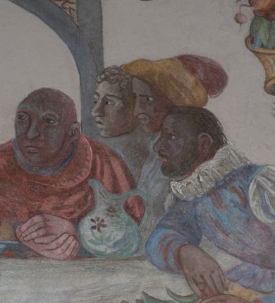 Zdjęcie nr 4: Sklepienie: żebra ozdobione na przemian pasami w kolorach czerwonym i niebieskim. Na gładkich zwornikach malowane tarcze herbowe od wschodu: Gryf i Łabędź. Wysklepki malowane wzdłuż żeber ornamentem geometrycznym złożonym z półkoli, zakończonych liliami heraldycznymi. Ze zworników rozchodzi się wić roślinna.
Ściana północna: przęsło wschodnie - trzy sceny podzielone na dwie strefy, zamknięte arkadami wspartymi na tralkach. W dolnej: klęczący św. Grzegorz, pod arkadą, na tle tkaniny; w kolejnej postać klęczącej kobiety przed sceną zstąpienia Chrystusa do piekieł (?). W górnej strefie św. Grzegorz klęczący przed trzema mężczyznami zgrupowanymi wokół stołu, którzy pokazują świętemu tkaninę. Przęsło zachodnie: scena podzielone na dwie strefy. W dolnej scena wielofiguralna, przedstawiająca ucztę ze św. Grzegorzem z gołębicą na ramieniu, siedzącym po środku stołu, oraz z pochylającym się ku niemu aniołem. Zamykają ją trzy arkady. W górnej scena eucharystyczna ze św. Grzegorzem i diakonem, klęczącymi przed ołtarzem, na którym stoi Chrystus na tle niszy. Całość zamknięta arkadą. Łuk arkady prowadzącej do kruchty podkreślony bordiurą z ornamentem plecionkowym, ujęty kandelabrami dźwigającymi gzyms. W przyłuczach dwie uskrzydlone główki anielskie. Ściana południowa: W obu przęsłach analogicznie do okien malowane iluzjonistyczne nisze konchowe z postaciami świętych na postumentach w górnej strefie ściany. W podłuczach arkad girlandy, podtrzymywane przez uskrzydlone główki anielskie. Nisze i okna obwiedzione bordiurą z ornamentem geometrycznym, podtrzymane wspólnym parapetem z podwieszoną girlandą kwiatową. Pod wspornikiem malowana kolumna utworzona z dwóch tralek. W prześle wschodnim: postać św. Wojciecha, z malowaną na postumencie inskrypcją: ŚW. WOJCIECH / PIERWSZY MĘCZNNIK POLSKI. W przęśle zachodnim: postać św. Stanisława biskupa z półpostacią Piotrowina z prawej strony. Na postumencie malowana inskrypcja: W 700-LECIE KANONIZACJI / ŚW. STANISŁAWA BP-A KRAKOWSKIEGO / 1253 – 1953.W dolnej strefie ściany epitafia ujmuje dekoracja. Epitafium Jacka Konstantyna Chościaka Popiela: stylizowane dekoracja roślinna z falującymi wstęgami; tablica pamiątkowa podtrzymywana przez putta. Łuk tęczowy od strony prezbiterium obwiedziony analogicznym do sklepienia geometrycznym ornamentem. Kolorystyka pastelowa, z silnymi akcentami błękitu, czerwieni i żółcieni.