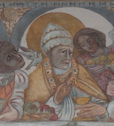 Zdjęcie nr 53: Sklepienie: żebra ozdobione na przemian pasami w kolorach czerwonym i niebieskim. Na gładkich zwornikach malowane tarcze herbowe od wschodu: Gryf i Łabędź. Wysklepki malowane wzdłuż żeber ornamentem geometrycznym złożonym z półkoli, zakończonych liliami heraldycznymi. Ze zworników rozchodzi się wić roślinna.
Ściana północna: przęsło wschodnie - trzy sceny podzielone na dwie strefy, zamknięte arkadami wspartymi na tralkach. W dolnej: klęczący św. Grzegorz, pod arkadą, na tle tkaniny; w kolejnej postać klęczącej kobiety przed sceną zstąpienia Chrystusa do piekieł (?). W górnej strefie św. Grzegorz klęczący przed trzema mężczyznami zgrupowanymi wokół stołu, którzy pokazują świętemu tkaninę. Przęsło zachodnie: scena podzielone na dwie strefy. W dolnej scena wielofiguralna, przedstawiająca ucztę ze św. Grzegorzem z gołębicą na ramieniu, siedzącym po środku stołu, oraz z pochylającym się ku niemu aniołem. Zamykają ją trzy arkady. W górnej scena eucharystyczna ze św. Grzegorzem i diakonem, klęczącymi przed ołtarzem, na którym stoi Chrystus na tle niszy. Całość zamknięta arkadą. Łuk arkady prowadzącej do kruchty podkreślony bordiurą z ornamentem plecionkowym, ujęty kandelabrami dźwigającymi gzyms. W przyłuczach dwie uskrzydlone główki anielskie. Ściana południowa: W obu przęsłach analogicznie do okien malowane iluzjonistyczne nisze konchowe z postaciami świętych na postumentach w górnej strefie ściany. W podłuczach arkad girlandy, podtrzymywane przez uskrzydlone główki anielskie. Nisze i okna obwiedzione bordiurą z ornamentem geometrycznym, podtrzymane wspólnym parapetem z podwieszoną girlandą kwiatową. Pod wspornikiem malowana kolumna utworzona z dwóch tralek. W prześle wschodnim: postać św. Wojciecha, z malowaną na postumencie inskrypcją: ŚW. WOJCIECH / PIERWSZY MĘCZNNIK POLSKI. W przęśle zachodnim: postać św. Stanisława biskupa z półpostacią Piotrowina z prawej strony. Na postumencie malowana inskrypcja: W 700-LECIE KANONIZACJI / ŚW. STANISŁAWA BP-A KRAKOWSKIEGO / 1253 – 1953.W dolnej strefie ściany epitafia ujmuje dekoracja. Epitafium Jacka Konstantyna Chościaka Popiela: stylizowane dekoracja roślinna z falującymi wstęgami; tablica pamiątkowa podtrzymywana przez putta. Łuk tęczowy od strony prezbiterium obwiedziony analogicznym do sklepienia geometrycznym ornamentem. Kolorystyka pastelowa, z silnymi akcentami błękitu, czerwieni i żółcieni.