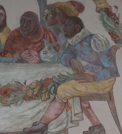 Zdjęcie nr 52: Sklepienie: żebra ozdobione na przemian pasami w kolorach czerwonym i niebieskim. Na gładkich zwornikach malowane tarcze herbowe od wschodu: Gryf i Łabędź. Wysklepki malowane wzdłuż żeber ornamentem geometrycznym złożonym z półkoli, zakończonych liliami heraldycznymi. Ze zworników rozchodzi się wić roślinna.
Ściana północna: przęsło wschodnie - trzy sceny podzielone na dwie strefy, zamknięte arkadami wspartymi na tralkach. W dolnej: klęczący św. Grzegorz, pod arkadą, na tle tkaniny; w kolejnej postać klęczącej kobiety przed sceną zstąpienia Chrystusa do piekieł (?). W górnej strefie św. Grzegorz klęczący przed trzema mężczyznami zgrupowanymi wokół stołu, którzy pokazują świętemu tkaninę. Przęsło zachodnie: scena podzielone na dwie strefy. W dolnej scena wielofiguralna, przedstawiająca ucztę ze św. Grzegorzem z gołębicą na ramieniu, siedzącym po środku stołu, oraz z pochylającym się ku niemu aniołem. Zamykają ją trzy arkady. W górnej scena eucharystyczna ze św. Grzegorzem i diakonem, klęczącymi przed ołtarzem, na którym stoi Chrystus na tle niszy. Całość zamknięta arkadą. Łuk arkady prowadzącej do kruchty podkreślony bordiurą z ornamentem plecionkowym, ujęty kandelabrami dźwigającymi gzyms. W przyłuczach dwie uskrzydlone główki anielskie. Ściana południowa: W obu przęsłach analogicznie do okien malowane iluzjonistyczne nisze konchowe z postaciami świętych na postumentach w górnej strefie ściany. W podłuczach arkad girlandy, podtrzymywane przez uskrzydlone główki anielskie. Nisze i okna obwiedzione bordiurą z ornamentem geometrycznym, podtrzymane wspólnym parapetem z podwieszoną girlandą kwiatową. Pod wspornikiem malowana kolumna utworzona z dwóch tralek. W prześle wschodnim: postać św. Wojciecha, z malowaną na postumencie inskrypcją: ŚW. WOJCIECH / PIERWSZY MĘCZNNIK POLSKI. W przęśle zachodnim: postać św. Stanisława biskupa z półpostacią Piotrowina z prawej strony. Na postumencie malowana inskrypcja: W 700-LECIE KANONIZACJI / ŚW. STANISŁAWA BP-A KRAKOWSKIEGO / 1253 – 1953.W dolnej strefie ściany epitafia ujmuje dekoracja. Epitafium Jacka Konstantyna Chościaka Popiela: stylizowane dekoracja roślinna z falującymi wstęgami; tablica pamiątkowa podtrzymywana przez putta. Łuk tęczowy od strony prezbiterium obwiedziony analogicznym do sklepienia geometrycznym ornamentem. Kolorystyka pastelowa, z silnymi akcentami błękitu, czerwieni i żółcieni.