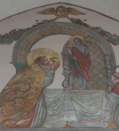 Zdjęcie nr 5: Sklepienie: żebra ozdobione na przemian pasami w kolorach czerwonym i niebieskim. Na gładkich zwornikach malowane tarcze herbowe od wschodu: Gryf i Łabędź. Wysklepki malowane wzdłuż żeber ornamentem geometrycznym złożonym z półkoli, zakończonych liliami heraldycznymi. Ze zworników rozchodzi się wić roślinna.
Ściana północna: przęsło wschodnie - trzy sceny podzielone na dwie strefy, zamknięte arkadami wspartymi na tralkach. W dolnej: klęczący św. Grzegorz, pod arkadą, na tle tkaniny; w kolejnej postać klęczącej kobiety przed sceną zstąpienia Chrystusa do piekieł (?). W górnej strefie św. Grzegorz klęczący przed trzema mężczyznami zgrupowanymi wokół stołu, którzy pokazują świętemu tkaninę. Przęsło zachodnie: scena podzielone na dwie strefy. W dolnej scena wielofiguralna, przedstawiająca ucztę ze św. Grzegorzem z gołębicą na ramieniu, siedzącym po środku stołu, oraz z pochylającym się ku niemu aniołem. Zamykają ją trzy arkady. W górnej scena eucharystyczna ze św. Grzegorzem i diakonem, klęczącymi przed ołtarzem, na którym stoi Chrystus na tle niszy. Całość zamknięta arkadą. Łuk arkady prowadzącej do kruchty podkreślony bordiurą z ornamentem plecionkowym, ujęty kandelabrami dźwigającymi gzyms. W przyłuczach dwie uskrzydlone główki anielskie. Ściana południowa: W obu przęsłach analogicznie do okien malowane iluzjonistyczne nisze konchowe z postaciami świętych na postumentach w górnej strefie ściany. W podłuczach arkad girlandy, podtrzymywane przez uskrzydlone główki anielskie. Nisze i okna obwiedzione bordiurą z ornamentem geometrycznym, podtrzymane wspólnym parapetem z podwieszoną girlandą kwiatową. Pod wspornikiem malowana kolumna utworzona z dwóch tralek. W prześle wschodnim: postać św. Wojciecha, z malowaną na postumencie inskrypcją: ŚW. WOJCIECH / PIERWSZY MĘCZNNIK POLSKI. W przęśle zachodnim: postać św. Stanisława biskupa z półpostacią Piotrowina z prawej strony. Na postumencie malowana inskrypcja: W 700-LECIE KANONIZACJI / ŚW. STANISŁAWA BP-A KRAKOWSKIEGO / 1253 – 1953.W dolnej strefie ściany epitafia ujmuje dekoracja. Epitafium Jacka Konstantyna Chościaka Popiela: stylizowane dekoracja roślinna z falującymi wstęgami; tablica pamiątkowa podtrzymywana przez putta. Łuk tęczowy od strony prezbiterium obwiedziony analogicznym do sklepienia geometrycznym ornamentem. Kolorystyka pastelowa, z silnymi akcentami błękitu, czerwieni i żółcieni.