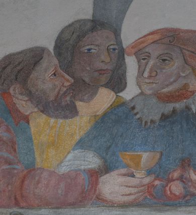 Zdjęcie nr 2: Sklepienie: żebra ozdobione na przemian pasami w kolorach czerwonym i niebieskim. Na gładkich zwornikach malowane tarcze herbowe od wschodu: Gryf i Łabędź. Wysklepki malowane wzdłuż żeber ornamentem geometrycznym złożonym z półkoli, zakończonych liliami heraldycznymi. Ze zworników rozchodzi się wić roślinna.
Ściana północna: przęsło wschodnie - trzy sceny podzielone na dwie strefy, zamknięte arkadami wspartymi na tralkach. W dolnej: klęczący św. Grzegorz, pod arkadą, na tle tkaniny; w kolejnej postać klęczącej kobiety przed sceną zstąpienia Chrystusa do piekieł (?). W górnej strefie św. Grzegorz klęczący przed trzema mężczyznami zgrupowanymi wokół stołu, którzy pokazują świętemu tkaninę. Przęsło zachodnie: scena podzielone na dwie strefy. W dolnej scena wielofiguralna, przedstawiająca ucztę ze św. Grzegorzem z gołębicą na ramieniu, siedzącym po środku stołu, oraz z pochylającym się ku niemu aniołem. Zamykają ją trzy arkady. W górnej scena eucharystyczna ze św. Grzegorzem i diakonem, klęczącymi przed ołtarzem, na którym stoi Chrystus na tle niszy. Całość zamknięta arkadą. Łuk arkady prowadzącej do kruchty podkreślony bordiurą z ornamentem plecionkowym, ujęty kandelabrami dźwigającymi gzyms. W przyłuczach dwie uskrzydlone główki anielskie. Ściana południowa: W obu przęsłach analogicznie do okien malowane iluzjonistyczne nisze konchowe z postaciami świętych na postumentach w górnej strefie ściany. W podłuczach arkad girlandy, podtrzymywane przez uskrzydlone główki anielskie. Nisze i okna obwiedzione bordiurą z ornamentem geometrycznym, podtrzymane wspólnym parapetem z podwieszoną girlandą kwiatową. Pod wspornikiem malowana kolumna utworzona z dwóch tralek. W prześle wschodnim: postać św. Wojciecha, z malowaną na postumencie inskrypcją: ŚW. WOJCIECH / PIERWSZY MĘCZNNIK POLSKI. W przęśle zachodnim: postać św. Stanisława biskupa z półpostacią Piotrowina z prawej strony. Na postumencie malowana inskrypcja: W 700-LECIE KANONIZACJI / ŚW. STANISŁAWA BP-A KRAKOWSKIEGO / 1253 – 1953.W dolnej strefie ściany epitafia ujmuje dekoracja. Epitafium Jacka Konstantyna Chościaka Popiela: stylizowane dekoracja roślinna z falującymi wstęgami; tablica pamiątkowa podtrzymywana przez putta. Łuk tęczowy od strony prezbiterium obwiedziony analogicznym do sklepienia geometrycznym ornamentem. Kolorystyka pastelowa, z silnymi akcentami błękitu, czerwieni i żółcieni.