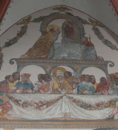 Zdjęcie nr 7: Sklepienie: żebra ozdobione na przemian pasami w kolorach czerwonym i niebieskim. Na gładkich zwornikach malowane tarcze herbowe od wschodu: Gryf i Łabędź. Wysklepki malowane wzdłuż żeber ornamentem geometrycznym złożonym z półkoli, zakończonych liliami heraldycznymi. Ze zworników rozchodzi się wić roślinna.
Ściana północna: przęsło wschodnie - trzy sceny podzielone na dwie strefy, zamknięte arkadami wspartymi na tralkach. W dolnej: klęczący św. Grzegorz, pod arkadą, na tle tkaniny; w kolejnej postać klęczącej kobiety przed sceną zstąpienia Chrystusa do piekieł (?). W górnej strefie św. Grzegorz klęczący przed trzema mężczyznami zgrupowanymi wokół stołu, którzy pokazują świętemu tkaninę. Przęsło zachodnie: scena podzielone na dwie strefy. W dolnej scena wielofiguralna, przedstawiająca ucztę ze św. Grzegorzem z gołębicą na ramieniu, siedzącym po środku stołu, oraz z pochylającym się ku niemu aniołem. Zamykają ją trzy arkady. W górnej scena eucharystyczna ze św. Grzegorzem i diakonem, klęczącymi przed ołtarzem, na którym stoi Chrystus na tle niszy. Całość zamknięta arkadą. Łuk arkady prowadzącej do kruchty podkreślony bordiurą z ornamentem plecionkowym, ujęty kandelabrami dźwigającymi gzyms. W przyłuczach dwie uskrzydlone główki anielskie. Ściana południowa: W obu przęsłach analogicznie do okien malowane iluzjonistyczne nisze konchowe z postaciami świętych na postumentach w górnej strefie ściany. W podłuczach arkad girlandy, podtrzymywane przez uskrzydlone główki anielskie. Nisze i okna obwiedzione bordiurą z ornamentem geometrycznym, podtrzymane wspólnym parapetem z podwieszoną girlandą kwiatową. Pod wspornikiem malowana kolumna utworzona z dwóch tralek. W prześle wschodnim: postać św. Wojciecha, z malowaną na postumencie inskrypcją: ŚW. WOJCIECH / PIERWSZY MĘCZNNIK POLSKI. W przęśle zachodnim: postać św. Stanisława biskupa z półpostacią Piotrowina z prawej strony. Na postumencie malowana inskrypcja: W 700-LECIE KANONIZACJI / ŚW. STANISŁAWA BP-A KRAKOWSKIEGO / 1253 – 1953.W dolnej strefie ściany epitafia ujmuje dekoracja. Epitafium Jacka Konstantyna Chościaka Popiela: stylizowane dekoracja roślinna z falującymi wstęgami; tablica pamiątkowa podtrzymywana przez putta. Łuk tęczowy od strony prezbiterium obwiedziony analogicznym do sklepienia geometrycznym ornamentem. Kolorystyka pastelowa, z silnymi akcentami błękitu, czerwieni i żółcieni.