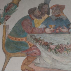 Zdjęcie nr 1: Sklepienie: żebra ozdobione na przemian pasami w kolorach czerwonym i niebieskim. Na gładkich zwornikach malowane tarcze herbowe od wschodu: Gryf i Łabędź. Wysklepki malowane wzdłuż żeber ornamentem geometrycznym złożonym z półkoli, zakończonych liliami heraldycznymi. Ze zworników rozchodzi się wić roślinna.
Ściana północna: przęsło wschodnie - trzy sceny podzielone na dwie strefy, zamknięte arkadami wspartymi na tralkach. W dolnej: klęczący św. Grzegorz, pod arkadą, na tle tkaniny; w kolejnej postać klęczącej kobiety przed sceną zstąpienia Chrystusa do piekieł (?). W górnej strefie św. Grzegorz klęczący przed trzema mężczyznami zgrupowanymi wokół stołu, którzy pokazują świętemu tkaninę. Przęsło zachodnie: scena podzielone na dwie strefy. W dolnej scena wielofiguralna, przedstawiająca ucztę ze św. Grzegorzem z gołębicą na ramieniu, siedzącym po środku stołu, oraz z pochylającym się ku niemu aniołem. Zamykają ją trzy arkady. W górnej scena eucharystyczna ze św. Grzegorzem i diakonem, klęczącymi przed ołtarzem, na którym stoi Chrystus na tle niszy. Całość zamknięta arkadą. Łuk arkady prowadzącej do kruchty podkreślony bordiurą z ornamentem plecionkowym, ujęty kandelabrami dźwigającymi gzyms. W przyłuczach dwie uskrzydlone główki anielskie. Ściana południowa: W obu przęsłach analogicznie do okien malowane iluzjonistyczne nisze konchowe z postaciami świętych na postumentach w górnej strefie ściany. W podłuczach arkad girlandy, podtrzymywane przez uskrzydlone główki anielskie. Nisze i okna obwiedzione bordiurą z ornamentem geometrycznym, podtrzymane wspólnym parapetem z podwieszoną girlandą kwiatową. Pod wspornikiem malowana kolumna utworzona z dwóch tralek. W prześle wschodnim: postać św. Wojciecha, z malowaną na postumencie inskrypcją: ŚW. WOJCIECH / PIERWSZY MĘCZNNIK POLSKI. W przęśle zachodnim: postać św. Stanisława biskupa z półpostacią Piotrowina z prawej strony. Na postumencie malowana inskrypcja: W 700-LECIE KANONIZACJI / ŚW. STANISŁAWA BP-A KRAKOWSKIEGO / 1253 – 1953.W dolnej strefie ściany epitafia ujmuje dekoracja. Epitafium Jacka Konstantyna Chościaka Popiela: stylizowane dekoracja roślinna z falującymi wstęgami; tablica pamiątkowa podtrzymywana przez putta. Łuk tęczowy od strony prezbiterium obwiedziony analogicznym do sklepienia geometrycznym ornamentem. Kolorystyka pastelowa, z silnymi akcentami błękitu, czerwieni i żółcieni.