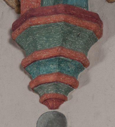 Zdjęcie nr 9: Sklepienie: żebra ozdobione na przemian pasami w kolorach czerwonym i niebieskim. Na gładkich zwornikach malowane tarcze herbowe od wschodu: Gryf i Łabędź. Wysklepki malowane wzdłuż żeber ornamentem geometrycznym złożonym z półkoli, zakończonych liliami heraldycznymi. Ze zworników rozchodzi się wić roślinna.
Ściana północna: przęsło wschodnie - trzy sceny podzielone na dwie strefy, zamknięte arkadami wspartymi na tralkach. W dolnej: klęczący św. Grzegorz, pod arkadą, na tle tkaniny; w kolejnej postać klęczącej kobiety przed sceną zstąpienia Chrystusa do piekieł (?). W górnej strefie św. Grzegorz klęczący przed trzema mężczyznami zgrupowanymi wokół stołu, którzy pokazują świętemu tkaninę. Przęsło zachodnie: scena podzielone na dwie strefy. W dolnej scena wielofiguralna, przedstawiająca ucztę ze św. Grzegorzem z gołębicą na ramieniu, siedzącym po środku stołu, oraz z pochylającym się ku niemu aniołem. Zamykają ją trzy arkady. W górnej scena eucharystyczna ze św. Grzegorzem i diakonem, klęczącymi przed ołtarzem, na którym stoi Chrystus na tle niszy. Całość zamknięta arkadą. Łuk arkady prowadzącej do kruchty podkreślony bordiurą z ornamentem plecionkowym, ujęty kandelabrami dźwigającymi gzyms. W przyłuczach dwie uskrzydlone główki anielskie. Ściana południowa: W obu przęsłach analogicznie do okien malowane iluzjonistyczne nisze konchowe z postaciami świętych na postumentach w górnej strefie ściany. W podłuczach arkad girlandy, podtrzymywane przez uskrzydlone główki anielskie. Nisze i okna obwiedzione bordiurą z ornamentem geometrycznym, podtrzymane wspólnym parapetem z podwieszoną girlandą kwiatową. Pod wspornikiem malowana kolumna utworzona z dwóch tralek. W prześle wschodnim: postać św. Wojciecha, z malowaną na postumencie inskrypcją: ŚW. WOJCIECH / PIERWSZY MĘCZNNIK POLSKI. W przęśle zachodnim: postać św. Stanisława biskupa z półpostacią Piotrowina z prawej strony. Na postumencie malowana inskrypcja: W 700-LECIE KANONIZACJI / ŚW. STANISŁAWA BP-A KRAKOWSKIEGO / 1253 – 1953.W dolnej strefie ściany epitafia ujmuje dekoracja. Epitafium Jacka Konstantyna Chościaka Popiela: stylizowane dekoracja roślinna z falującymi wstęgami; tablica pamiątkowa podtrzymywana przez putta. Łuk tęczowy od strony prezbiterium obwiedziony analogicznym do sklepienia geometrycznym ornamentem. Kolorystyka pastelowa, z silnymi akcentami błękitu, czerwieni i żółcieni.