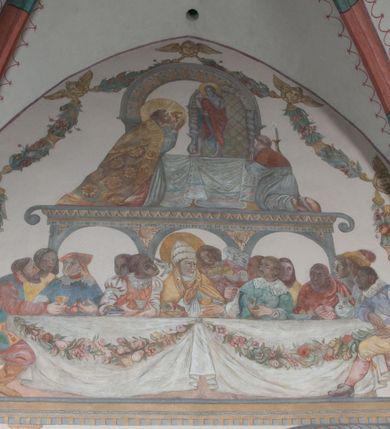 Zdjęcie nr 8: Sklepienie: żebra ozdobione na przemian pasami w kolorach czerwonym i niebieskim. Na gładkich zwornikach malowane tarcze herbowe od wschodu: Gryf i Łabędź. Wysklepki malowane wzdłuż żeber ornamentem geometrycznym złożonym z półkoli, zakończonych liliami heraldycznymi. Ze zworników rozchodzi się wić roślinna.
Ściana północna: przęsło wschodnie - trzy sceny podzielone na dwie strefy, zamknięte arkadami wspartymi na tralkach. W dolnej: klęczący św. Grzegorz, pod arkadą, na tle tkaniny; w kolejnej postać klęczącej kobiety przed sceną zstąpienia Chrystusa do piekieł (?). W górnej strefie św. Grzegorz klęczący przed trzema mężczyznami zgrupowanymi wokół stołu, którzy pokazują świętemu tkaninę. Przęsło zachodnie: scena podzielone na dwie strefy. W dolnej scena wielofiguralna, przedstawiająca ucztę ze św. Grzegorzem z gołębicą na ramieniu, siedzącym po środku stołu, oraz z pochylającym się ku niemu aniołem. Zamykają ją trzy arkady. W górnej scena eucharystyczna ze św. Grzegorzem i diakonem, klęczącymi przed ołtarzem, na którym stoi Chrystus na tle niszy. Całość zamknięta arkadą. Łuk arkady prowadzącej do kruchty podkreślony bordiurą z ornamentem plecionkowym, ujęty kandelabrami dźwigającymi gzyms. W przyłuczach dwie uskrzydlone główki anielskie. Ściana południowa: W obu przęsłach analogicznie do okien malowane iluzjonistyczne nisze konchowe z postaciami świętych na postumentach w górnej strefie ściany. W podłuczach arkad girlandy, podtrzymywane przez uskrzydlone główki anielskie. Nisze i okna obwiedzione bordiurą z ornamentem geometrycznym, podtrzymane wspólnym parapetem z podwieszoną girlandą kwiatową. Pod wspornikiem malowana kolumna utworzona z dwóch tralek. W prześle wschodnim: postać św. Wojciecha, z malowaną na postumencie inskrypcją: ŚW. WOJCIECH / PIERWSZY MĘCZNNIK POLSKI. W przęśle zachodnim: postać św. Stanisława biskupa z półpostacią Piotrowina z prawej strony. Na postumencie malowana inskrypcja: W 700-LECIE KANONIZACJI / ŚW. STANISŁAWA BP-A KRAKOWSKIEGO / 1253 – 1953.W dolnej strefie ściany epitafia ujmuje dekoracja. Epitafium Jacka Konstantyna Chościaka Popiela: stylizowane dekoracja roślinna z falującymi wstęgami; tablica pamiątkowa podtrzymywana przez putta. Łuk tęczowy od strony prezbiterium obwiedziony analogicznym do sklepienia geometrycznym ornamentem. Kolorystyka pastelowa, z silnymi akcentami błękitu, czerwieni i żółcieni.