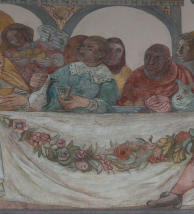 Zdjęcie nr 6: Sklepienie: żebra ozdobione na przemian pasami w kolorach czerwonym i niebieskim. Na gładkich zwornikach malowane tarcze herbowe od wschodu: Gryf i Łabędź. Wysklepki malowane wzdłuż żeber ornamentem geometrycznym złożonym z półkoli, zakończonych liliami heraldycznymi. Ze zworników rozchodzi się wić roślinna.
Ściana północna: przęsło wschodnie - trzy sceny podzielone na dwie strefy, zamknięte arkadami wspartymi na tralkach. W dolnej: klęczący św. Grzegorz, pod arkadą, na tle tkaniny; w kolejnej postać klęczącej kobiety przed sceną zstąpienia Chrystusa do piekieł (?). W górnej strefie św. Grzegorz klęczący przed trzema mężczyznami zgrupowanymi wokół stołu, którzy pokazują świętemu tkaninę. Przęsło zachodnie: scena podzielone na dwie strefy. W dolnej scena wielofiguralna, przedstawiająca ucztę ze św. Grzegorzem z gołębicą na ramieniu, siedzącym po środku stołu, oraz z pochylającym się ku niemu aniołem. Zamykają ją trzy arkady. W górnej scena eucharystyczna ze św. Grzegorzem i diakonem, klęczącymi przed ołtarzem, na którym stoi Chrystus na tle niszy. Całość zamknięta arkadą. Łuk arkady prowadzącej do kruchty podkreślony bordiurą z ornamentem plecionkowym, ujęty kandelabrami dźwigającymi gzyms. W przyłuczach dwie uskrzydlone główki anielskie. Ściana południowa: W obu przęsłach analogicznie do okien malowane iluzjonistyczne nisze konchowe z postaciami świętych na postumentach w górnej strefie ściany. W podłuczach arkad girlandy, podtrzymywane przez uskrzydlone główki anielskie. Nisze i okna obwiedzione bordiurą z ornamentem geometrycznym, podtrzymane wspólnym parapetem z podwieszoną girlandą kwiatową. Pod wspornikiem malowana kolumna utworzona z dwóch tralek. W prześle wschodnim: postać św. Wojciecha, z malowaną na postumencie inskrypcją: ŚW. WOJCIECH / PIERWSZY MĘCZNNIK POLSKI. W przęśle zachodnim: postać św. Stanisława biskupa z półpostacią Piotrowina z prawej strony. Na postumencie malowana inskrypcja: W 700-LECIE KANONIZACJI / ŚW. STANISŁAWA BP-A KRAKOWSKIEGO / 1253 – 1953.W dolnej strefie ściany epitafia ujmuje dekoracja. Epitafium Jacka Konstantyna Chościaka Popiela: stylizowane dekoracja roślinna z falującymi wstęgami; tablica pamiątkowa podtrzymywana przez putta. Łuk tęczowy od strony prezbiterium obwiedziony analogicznym do sklepienia geometrycznym ornamentem. Kolorystyka pastelowa, z silnymi akcentami błękitu, czerwieni i żółcieni.