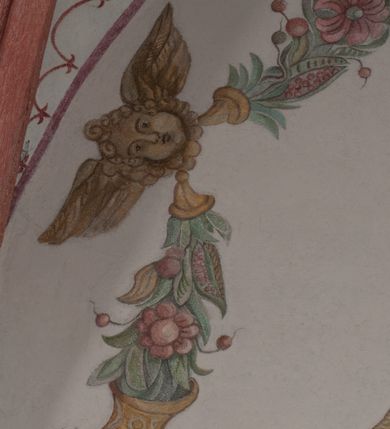 Zdjęcie nr 10: Sklepienie: żebra ozdobione na przemian pasami w kolorach czerwonym i niebieskim. Na gładkich zwornikach malowane tarcze herbowe od wschodu: Gryf i Łabędź. Wysklepki malowane wzdłuż żeber ornamentem geometrycznym złożonym z półkoli, zakończonych liliami heraldycznymi. Ze zworników rozchodzi się wić roślinna.
Ściana północna: przęsło wschodnie - trzy sceny podzielone na dwie strefy, zamknięte arkadami wspartymi na tralkach. W dolnej: klęczący św. Grzegorz, pod arkadą, na tle tkaniny; w kolejnej postać klęczącej kobiety przed sceną zstąpienia Chrystusa do piekieł (?). W górnej strefie św. Grzegorz klęczący przed trzema mężczyznami zgrupowanymi wokół stołu, którzy pokazują świętemu tkaninę. Przęsło zachodnie: scena podzielone na dwie strefy. W dolnej scena wielofiguralna, przedstawiająca ucztę ze św. Grzegorzem z gołębicą na ramieniu, siedzącym po środku stołu, oraz z pochylającym się ku niemu aniołem. Zamykają ją trzy arkady. W górnej scena eucharystyczna ze św. Grzegorzem i diakonem, klęczącymi przed ołtarzem, na którym stoi Chrystus na tle niszy. Całość zamknięta arkadą. Łuk arkady prowadzącej do kruchty podkreślony bordiurą z ornamentem plecionkowym, ujęty kandelabrami dźwigającymi gzyms. W przyłuczach dwie uskrzydlone główki anielskie. Ściana południowa: W obu przęsłach analogicznie do okien malowane iluzjonistyczne nisze konchowe z postaciami świętych na postumentach w górnej strefie ściany. W podłuczach arkad girlandy, podtrzymywane przez uskrzydlone główki anielskie. Nisze i okna obwiedzione bordiurą z ornamentem geometrycznym, podtrzymane wspólnym parapetem z podwieszoną girlandą kwiatową. Pod wspornikiem malowana kolumna utworzona z dwóch tralek. W prześle wschodnim: postać św. Wojciecha, z malowaną na postumencie inskrypcją: ŚW. WOJCIECH / PIERWSZY MĘCZNNIK POLSKI. W przęśle zachodnim: postać św. Stanisława biskupa z półpostacią Piotrowina z prawej strony. Na postumencie malowana inskrypcja: W 700-LECIE KANONIZACJI / ŚW. STANISŁAWA BP-A KRAKOWSKIEGO / 1253 – 1953.W dolnej strefie ściany epitafia ujmuje dekoracja. Epitafium Jacka Konstantyna Chościaka Popiela: stylizowane dekoracja roślinna z falującymi wstęgami; tablica pamiątkowa podtrzymywana przez putta. Łuk tęczowy od strony prezbiterium obwiedziony analogicznym do sklepienia geometrycznym ornamentem. Kolorystyka pastelowa, z silnymi akcentami błękitu, czerwieni i żółcieni.