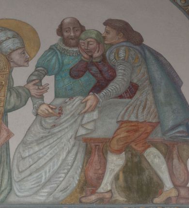 Zdjęcie nr 15: Sklepienie: żebra ozdobione na przemian pasami w kolorach czerwonym i niebieskim. Na gładkich zwornikach malowane tarcze herbowe od wschodu: Gryf i Łabędź. Wysklepki malowane wzdłuż żeber ornamentem geometrycznym złożonym z półkoli, zakończonych liliami heraldycznymi. Ze zworników rozchodzi się wić roślinna.
Ściana północna: przęsło wschodnie - trzy sceny podzielone na dwie strefy, zamknięte arkadami wspartymi na tralkach. W dolnej: klęczący św. Grzegorz, pod arkadą, na tle tkaniny; w kolejnej postać klęczącej kobiety przed sceną zstąpienia Chrystusa do piekieł (?). W górnej strefie św. Grzegorz klęczący przed trzema mężczyznami zgrupowanymi wokół stołu, którzy pokazują świętemu tkaninę. Przęsło zachodnie: scena podzielone na dwie strefy. W dolnej scena wielofiguralna, przedstawiająca ucztę ze św. Grzegorzem z gołębicą na ramieniu, siedzącym po środku stołu, oraz z pochylającym się ku niemu aniołem. Zamykają ją trzy arkady. W górnej scena eucharystyczna ze św. Grzegorzem i diakonem, klęczącymi przed ołtarzem, na którym stoi Chrystus na tle niszy. Całość zamknięta arkadą. Łuk arkady prowadzącej do kruchty podkreślony bordiurą z ornamentem plecionkowym, ujęty kandelabrami dźwigającymi gzyms. W przyłuczach dwie uskrzydlone główki anielskie. Ściana południowa: W obu przęsłach analogicznie do okien malowane iluzjonistyczne nisze konchowe z postaciami świętych na postumentach w górnej strefie ściany. W podłuczach arkad girlandy, podtrzymywane przez uskrzydlone główki anielskie. Nisze i okna obwiedzione bordiurą z ornamentem geometrycznym, podtrzymane wspólnym parapetem z podwieszoną girlandą kwiatową. Pod wspornikiem malowana kolumna utworzona z dwóch tralek. W prześle wschodnim: postać św. Wojciecha, z malowaną na postumencie inskrypcją: ŚW. WOJCIECH / PIERWSZY MĘCZNNIK POLSKI. W przęśle zachodnim: postać św. Stanisława biskupa z półpostacią Piotrowina z prawej strony. Na postumencie malowana inskrypcja: W 700-LECIE KANONIZACJI / ŚW. STANISŁAWA BP-A KRAKOWSKIEGO / 1253 – 1953.W dolnej strefie ściany epitafia ujmuje dekoracja. Epitafium Jacka Konstantyna Chościaka Popiela: stylizowane dekoracja roślinna z falującymi wstęgami; tablica pamiątkowa podtrzymywana przez putta. Łuk tęczowy od strony prezbiterium obwiedziony analogicznym do sklepienia geometrycznym ornamentem. Kolorystyka pastelowa, z silnymi akcentami błękitu, czerwieni i żółcieni.