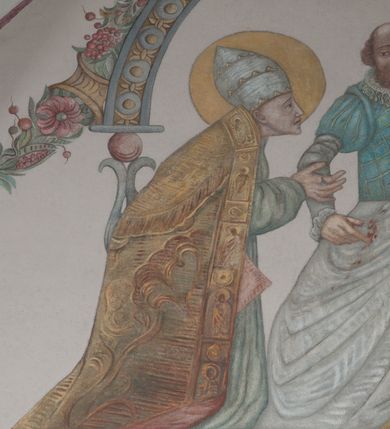 Zdjęcie nr 16: Sklepienie: żebra ozdobione na przemian pasami w kolorach czerwonym i niebieskim. Na gładkich zwornikach malowane tarcze herbowe od wschodu: Gryf i Łabędź. Wysklepki malowane wzdłuż żeber ornamentem geometrycznym złożonym z półkoli, zakończonych liliami heraldycznymi. Ze zworników rozchodzi się wić roślinna.
Ściana północna: przęsło wschodnie - trzy sceny podzielone na dwie strefy, zamknięte arkadami wspartymi na tralkach. W dolnej: klęczący św. Grzegorz, pod arkadą, na tle tkaniny; w kolejnej postać klęczącej kobiety przed sceną zstąpienia Chrystusa do piekieł (?). W górnej strefie św. Grzegorz klęczący przed trzema mężczyznami zgrupowanymi wokół stołu, którzy pokazują świętemu tkaninę. Przęsło zachodnie: scena podzielone na dwie strefy. W dolnej scena wielofiguralna, przedstawiająca ucztę ze św. Grzegorzem z gołębicą na ramieniu, siedzącym po środku stołu, oraz z pochylającym się ku niemu aniołem. Zamykają ją trzy arkady. W górnej scena eucharystyczna ze św. Grzegorzem i diakonem, klęczącymi przed ołtarzem, na którym stoi Chrystus na tle niszy. Całość zamknięta arkadą. Łuk arkady prowadzącej do kruchty podkreślony bordiurą z ornamentem plecionkowym, ujęty kandelabrami dźwigającymi gzyms. W przyłuczach dwie uskrzydlone główki anielskie. Ściana południowa: W obu przęsłach analogicznie do okien malowane iluzjonistyczne nisze konchowe z postaciami świętych na postumentach w górnej strefie ściany. W podłuczach arkad girlandy, podtrzymywane przez uskrzydlone główki anielskie. Nisze i okna obwiedzione bordiurą z ornamentem geometrycznym, podtrzymane wspólnym parapetem z podwieszoną girlandą kwiatową. Pod wspornikiem malowana kolumna utworzona z dwóch tralek. W prześle wschodnim: postać św. Wojciecha, z malowaną na postumencie inskrypcją: ŚW. WOJCIECH / PIERWSZY MĘCZNNIK POLSKI. W przęśle zachodnim: postać św. Stanisława biskupa z półpostacią Piotrowina z prawej strony. Na postumencie malowana inskrypcja: W 700-LECIE KANONIZACJI / ŚW. STANISŁAWA BP-A KRAKOWSKIEGO / 1253 – 1953.W dolnej strefie ściany epitafia ujmuje dekoracja. Epitafium Jacka Konstantyna Chościaka Popiela: stylizowane dekoracja roślinna z falującymi wstęgami; tablica pamiątkowa podtrzymywana przez putta. Łuk tęczowy od strony prezbiterium obwiedziony analogicznym do sklepienia geometrycznym ornamentem. Kolorystyka pastelowa, z silnymi akcentami błękitu, czerwieni i żółcieni.