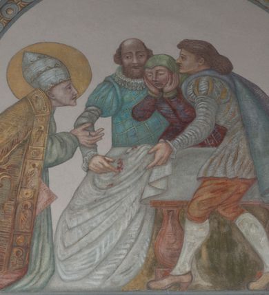 Zdjęcie nr 18: Sklepienie: żebra ozdobione na przemian pasami w kolorach czerwonym i niebieskim. Na gładkich zwornikach malowane tarcze herbowe od wschodu: Gryf i Łabędź. Wysklepki malowane wzdłuż żeber ornamentem geometrycznym złożonym z półkoli, zakończonych liliami heraldycznymi. Ze zworników rozchodzi się wić roślinna.
Ściana północna: przęsło wschodnie - trzy sceny podzielone na dwie strefy, zamknięte arkadami wspartymi na tralkach. W dolnej: klęczący św. Grzegorz, pod arkadą, na tle tkaniny; w kolejnej postać klęczącej kobiety przed sceną zstąpienia Chrystusa do piekieł (?). W górnej strefie św. Grzegorz klęczący przed trzema mężczyznami zgrupowanymi wokół stołu, którzy pokazują świętemu tkaninę. Przęsło zachodnie: scena podzielone na dwie strefy. W dolnej scena wielofiguralna, przedstawiająca ucztę ze św. Grzegorzem z gołębicą na ramieniu, siedzącym po środku stołu, oraz z pochylającym się ku niemu aniołem. Zamykają ją trzy arkady. W górnej scena eucharystyczna ze św. Grzegorzem i diakonem, klęczącymi przed ołtarzem, na którym stoi Chrystus na tle niszy. Całość zamknięta arkadą. Łuk arkady prowadzącej do kruchty podkreślony bordiurą z ornamentem plecionkowym, ujęty kandelabrami dźwigającymi gzyms. W przyłuczach dwie uskrzydlone główki anielskie. Ściana południowa: W obu przęsłach analogicznie do okien malowane iluzjonistyczne nisze konchowe z postaciami świętych na postumentach w górnej strefie ściany. W podłuczach arkad girlandy, podtrzymywane przez uskrzydlone główki anielskie. Nisze i okna obwiedzione bordiurą z ornamentem geometrycznym, podtrzymane wspólnym parapetem z podwieszoną girlandą kwiatową. Pod wspornikiem malowana kolumna utworzona z dwóch tralek. W prześle wschodnim: postać św. Wojciecha, z malowaną na postumencie inskrypcją: ŚW. WOJCIECH / PIERWSZY MĘCZNNIK POLSKI. W przęśle zachodnim: postać św. Stanisława biskupa z półpostacią Piotrowina z prawej strony. Na postumencie malowana inskrypcja: W 700-LECIE KANONIZACJI / ŚW. STANISŁAWA BP-A KRAKOWSKIEGO / 1253 – 1953.W dolnej strefie ściany epitafia ujmuje dekoracja. Epitafium Jacka Konstantyna Chościaka Popiela: stylizowane dekoracja roślinna z falującymi wstęgami; tablica pamiątkowa podtrzymywana przez putta. Łuk tęczowy od strony prezbiterium obwiedziony analogicznym do sklepienia geometrycznym ornamentem. Kolorystyka pastelowa, z silnymi akcentami błękitu, czerwieni i żółcieni.