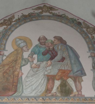 Zdjęcie nr 17: Sklepienie: żebra ozdobione na przemian pasami w kolorach czerwonym i niebieskim. Na gładkich zwornikach malowane tarcze herbowe od wschodu: Gryf i Łabędź. Wysklepki malowane wzdłuż żeber ornamentem geometrycznym złożonym z półkoli, zakończonych liliami heraldycznymi. Ze zworników rozchodzi się wić roślinna.
Ściana północna: przęsło wschodnie - trzy sceny podzielone na dwie strefy, zamknięte arkadami wspartymi na tralkach. W dolnej: klęczący św. Grzegorz, pod arkadą, na tle tkaniny; w kolejnej postać klęczącej kobiety przed sceną zstąpienia Chrystusa do piekieł (?). W górnej strefie św. Grzegorz klęczący przed trzema mężczyznami zgrupowanymi wokół stołu, którzy pokazują świętemu tkaninę. Przęsło zachodnie: scena podzielone na dwie strefy. W dolnej scena wielofiguralna, przedstawiająca ucztę ze św. Grzegorzem z gołębicą na ramieniu, siedzącym po środku stołu, oraz z pochylającym się ku niemu aniołem. Zamykają ją trzy arkady. W górnej scena eucharystyczna ze św. Grzegorzem i diakonem, klęczącymi przed ołtarzem, na którym stoi Chrystus na tle niszy. Całość zamknięta arkadą. Łuk arkady prowadzącej do kruchty podkreślony bordiurą z ornamentem plecionkowym, ujęty kandelabrami dźwigającymi gzyms. W przyłuczach dwie uskrzydlone główki anielskie. Ściana południowa: W obu przęsłach analogicznie do okien malowane iluzjonistyczne nisze konchowe z postaciami świętych na postumentach w górnej strefie ściany. W podłuczach arkad girlandy, podtrzymywane przez uskrzydlone główki anielskie. Nisze i okna obwiedzione bordiurą z ornamentem geometrycznym, podtrzymane wspólnym parapetem z podwieszoną girlandą kwiatową. Pod wspornikiem malowana kolumna utworzona z dwóch tralek. W prześle wschodnim: postać św. Wojciecha, z malowaną na postumencie inskrypcją: ŚW. WOJCIECH / PIERWSZY MĘCZNNIK POLSKI. W przęśle zachodnim: postać św. Stanisława biskupa z półpostacią Piotrowina z prawej strony. Na postumencie malowana inskrypcja: W 700-LECIE KANONIZACJI / ŚW. STANISŁAWA BP-A KRAKOWSKIEGO / 1253 – 1953.W dolnej strefie ściany epitafia ujmuje dekoracja. Epitafium Jacka Konstantyna Chościaka Popiela: stylizowane dekoracja roślinna z falującymi wstęgami; tablica pamiątkowa podtrzymywana przez putta. Łuk tęczowy od strony prezbiterium obwiedziony analogicznym do sklepienia geometrycznym ornamentem. Kolorystyka pastelowa, z silnymi akcentami błękitu, czerwieni i żółcieni.