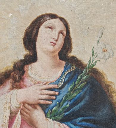 Zdjęcie nr 2: Obraz w kształcie stojącego prostokąta z przedstawieniem Najświętszej Marii Panny Niepokalanie Poczętej. Maria stoi na kuli ziemskiej w delikatnym kontrapoście z lewą nogą zgiętą w kolanie. Lewą stopą depcze głowę węża. Ma skrzyżowane ręce na piersiach, a w lewej trzyma gałązkę białej lilii. Twarz pełna z długim nosem i małymi oczami oraz ustami, włosy bujne, ciemnobrązowe, opadające na ramiona i plecy. Maria ubrana jest w różową suknię, na którą ma narzucony ciemnobłękitny płaszcz, którego prawa poła zawija się przy jej stopach. Wokół głowy ma wieniec z 12 białych gwiazd. Wąż leży na globie ziemskim, w pysku trzyma jabłko. Tło przybiera odcienie brązów w dolnej części, a żółci w części górnej wokół postaci Marii. W tle widoczne są uskrzydlone główki aniołków. Na ramie, na odwrociu przyklejona kartka z odręcznym napisem „Ad Maiorem Dei Gloriam et Beatae Virginis Mariae / pinxit: Dominus Isidorus Jabłoński – Cracoviae / cura: Admodum Reverendi Domini Ignati Wojs Parochi loci / (…) Imaculatae Conceptionis Beatae Virginis Mariae / (…) / Sosnka die 10. Julii 1886. (Anno Domini) MDCCCLXXXVI”.

