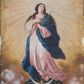 Zdjęcie nr 1: Obraz w kształcie stojącego prostokąta z przedstawieniem Najświętszej Marii Panny Niepokalanie Poczętej. Maria stoi na kuli ziemskiej w delikatnym kontrapoście z lewą nogą zgiętą w kolanie. Lewą stopą depcze głowę węża. Ma skrzyżowane ręce na piersiach, a w lewej trzyma gałązkę białej lilii. Twarz pełna z długim nosem i małymi oczami oraz ustami, włosy bujne, ciemnobrązowe, opadające na ramiona i plecy. Maria ubrana jest w różową suknię, na którą ma narzucony ciemnobłękitny płaszcz, którego prawa poła zawija się przy jej stopach. Wokół głowy ma wieniec z 12 białych gwiazd. Wąż leży na globie ziemskim, w pysku trzyma jabłko. Tło przybiera odcienie brązów w dolnej części, a żółci w części górnej wokół postaci Marii. W tle widoczne są uskrzydlone główki aniołków. Na ramie, na odwrociu przyklejona kartka z odręcznym napisem „Ad Maiorem Dei Gloriam et Beatae Virginis Mariae / pinxit: Dominus Isidorus Jabłoński – Cracoviae / cura: Admodum Reverendi Domini Ignati Wojs Parochi loci / (…) Imaculatae Conceptionis Beatae Virginis Mariae / (…) / Sosnka die 10. Julii 1886. (Anno Domini) MDCCCLXXXVI”.

