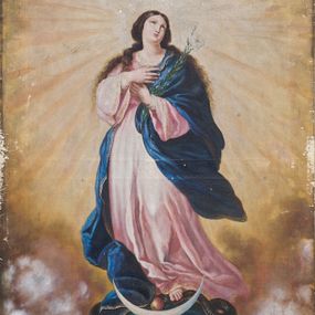 Zdjęcie nr 1: Obraz w kształcie stojącego prostokąta z przedstawieniem Najświętszej Marii Panny Niepokalanie Poczętej. Maria stoi na kuli ziemskiej w delikatnym kontrapoście z lewą nogą zgiętą w kolanie. Lewą stopą depcze głowę węża. Ma skrzyżowane ręce na piersiach, a w lewej trzyma gałązkę białej lilii. Twarz pełna z długim nosem i małymi oczami oraz ustami, włosy bujne, ciemnobrązowe, opadające na ramiona i plecy. Maria ubrana jest w różową suknię, na którą ma narzucony ciemnobłękitny płaszcz, którego prawa poła zawija się przy jej stopach. Wokół głowy ma wieniec z 12 białych gwiazd. Wąż leży na globie ziemskim, w pysku trzyma jabłko. Tło przybiera odcienie brązów w dolnej części, a żółci w części górnej wokół postaci Marii. W tle widoczne są uskrzydlone główki aniołków. Na ramie, na odwrociu przyklejona kartka z odręcznym napisem „Ad Maiorem Dei Gloriam et Beatae Virginis Mariae / pinxit: Dominus Isidorus Jabłoński – Cracoviae / cura: Admodum Reverendi Domini Ignati Wojs Parochi loci / (…) Imaculatae Conceptionis Beatae Virginis Mariae / (…) / Sosnka die 10. Julii 1886. (Anno Domini) MDCCCLXXXVI”.

