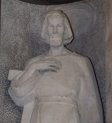 Zdjęcie nr 1: Nastawa architektoniczna, jednoosiowa, jednokondygnacyjna. Ołtarz prostopadłościenny, z kamienną mensą. Antepedium 
wyłożone kamiennymi płytami o wzorze geometrycznym. Nastawa na wysokim cokole, z wyłamanymi prostopadłościanami, w środkowej części wprawione tabernakulum. Drzwiczki w formie stojącego prostokąta, dwuskrzydłowe, obite blachą z wzorem roślinnym. Nastawa w formie niszy ujętej lizenami, zwieńczonej płaskim baldachimem z krzyżem na wysokim cokole. Nisza flankowana dwiema parami niższych lizen. W polu niszy figura św. Józefa. Nastawa obłożona płytami kamiennymi. 

