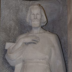 Zdjęcie nr 1: Nastawa architektoniczna, jednoosiowa, jednokondygnacyjna. Ołtarz prostopadłościenny, z kamienną mensą. Antepedium 
wyłożone kamiennymi płytami o wzorze geometrycznym. Nastawa na wysokim cokole, z wyłamanymi prostopadłościanami, w środkowej części wprawione tabernakulum. Drzwiczki w formie stojącego prostokąta, dwuskrzydłowe, obite blachą z wzorem roślinnym. Nastawa w formie niszy ujętej lizenami, zwieńczonej płaskim baldachimem z krzyżem na wysokim cokole. Nisza flankowana dwiema parami niższych lizen. W polu niszy figura św. Józefa. Nastawa obłożona płytami kamiennymi. 

