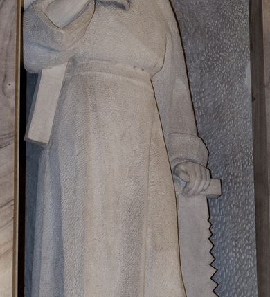 Zdjęcie nr 2: Nastawa architektoniczna, jednoosiowa, jednokondygnacyjna. Ołtarz prostopadłościenny, z kamienną mensą. Antepedium 
wyłożone kamiennymi płytami o wzorze geometrycznym. Nastawa na wysokim cokole, z wyłamanymi prostopadłościanami, w środkowej części wprawione tabernakulum. Drzwiczki w formie stojącego prostokąta, dwuskrzydłowe, obite blachą z wzorem roślinnym. Nastawa w formie niszy ujętej lizenami, zwieńczonej płaskim baldachimem z krzyżem na wysokim cokole. Nisza flankowana dwiema parami niższych lizen. W polu niszy figura św. Józefa. Nastawa obłożona płytami kamiennymi. 

