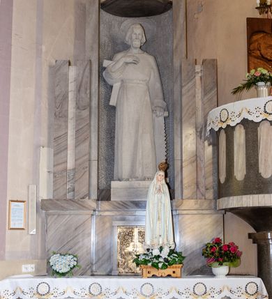 Zdjęcie nr 4: Nastawa architektoniczna, jednoosiowa, jednokondygnacyjna. Ołtarz prostopadłościenny, z kamienną mensą. Antepedium 
wyłożone kamiennymi płytami o wzorze geometrycznym. Nastawa na wysokim cokole, z wyłamanymi prostopadłościanami, w środkowej części wprawione tabernakulum. Drzwiczki w formie stojącego prostokąta, dwuskrzydłowe, obite blachą z wzorem roślinnym. Nastawa w formie niszy ujętej lizenami, zwieńczonej płaskim baldachimem z krzyżem na wysokim cokole. Nisza flankowana dwiema parami niższych lizen. W polu niszy figura św. Józefa. Nastawa obłożona płytami kamiennymi. 

